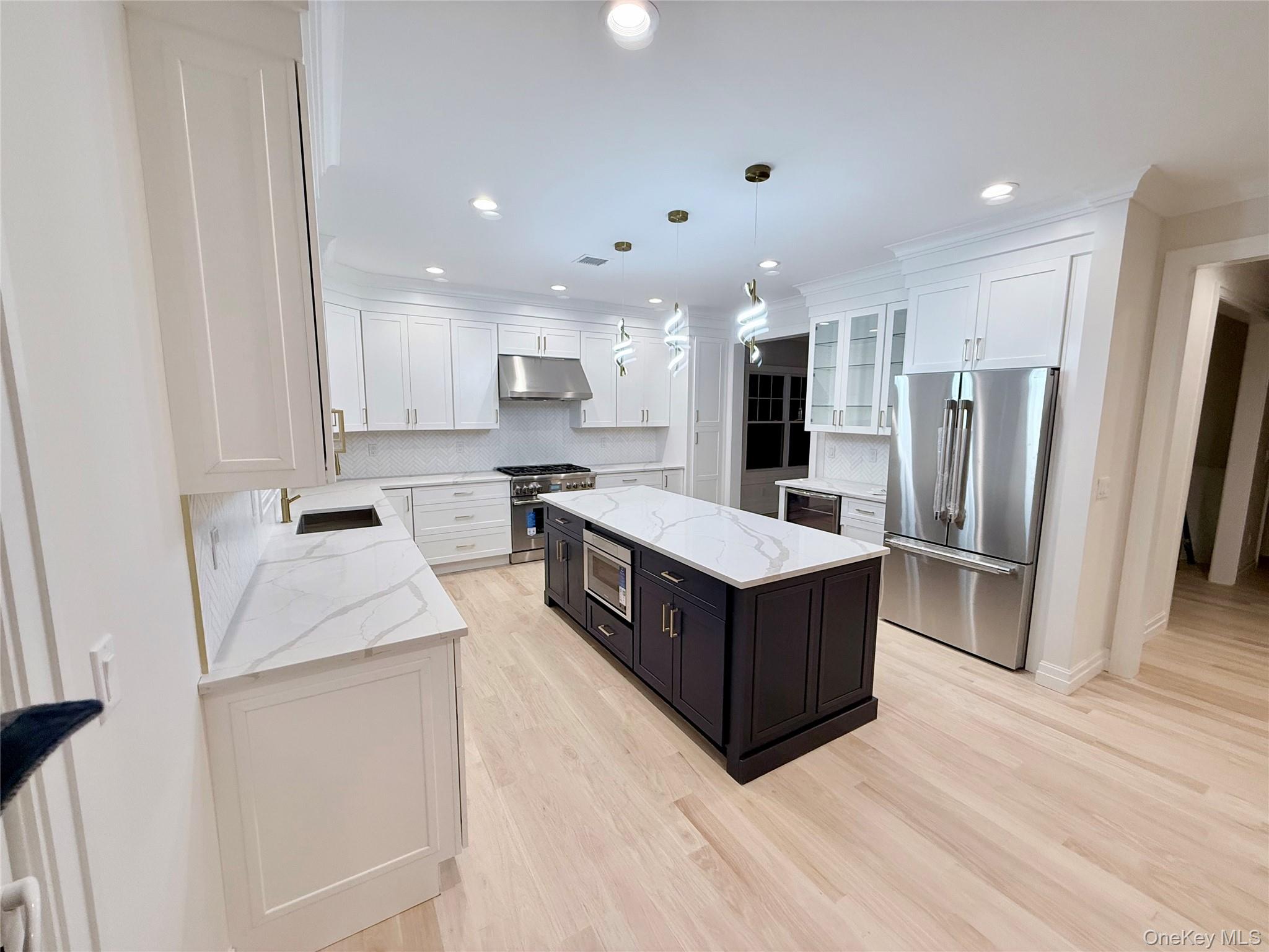 7 Greenway Circle, Syosset, NY 11791