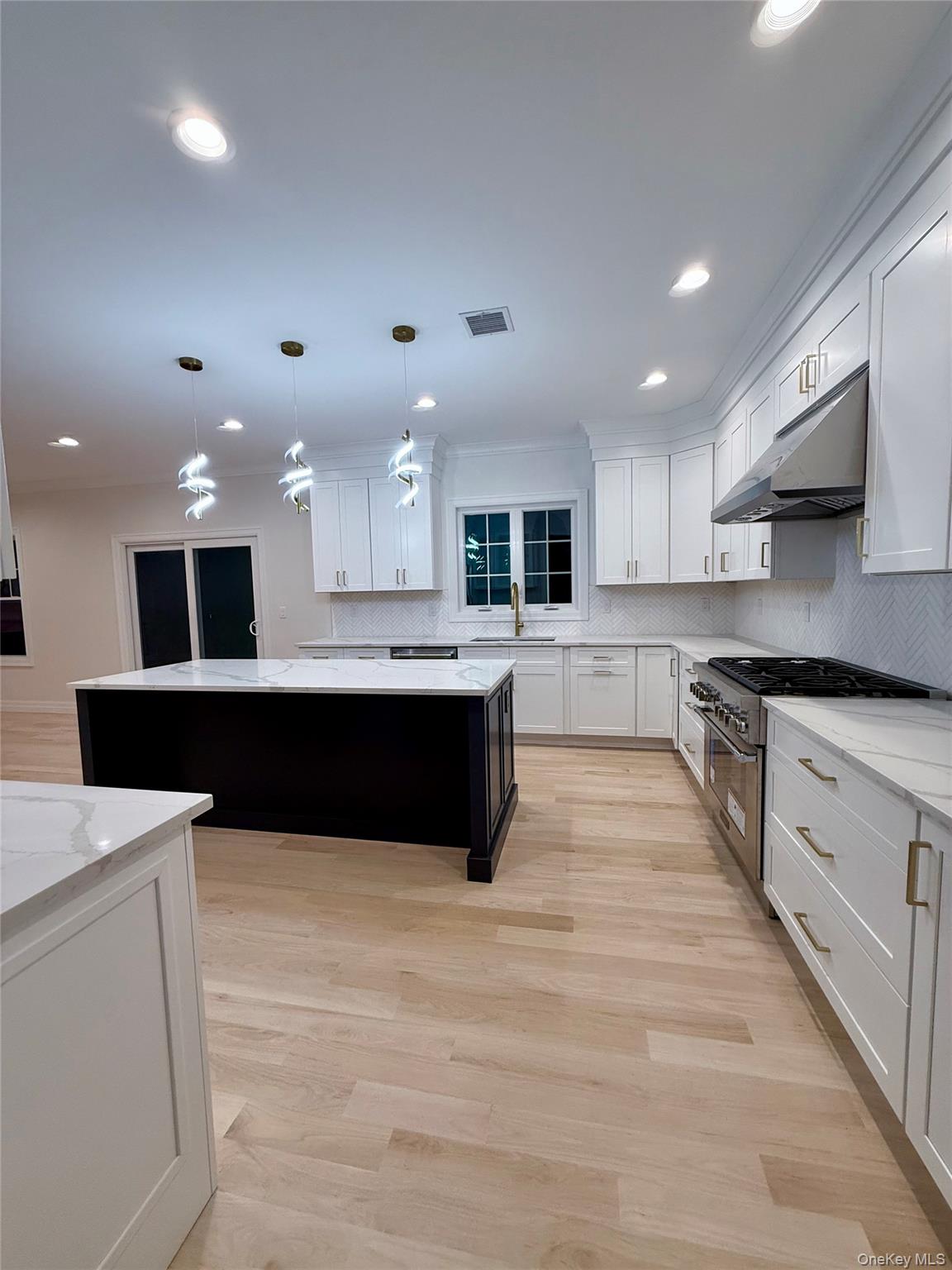 7 Greenway Circle, Syosset, NY 11791