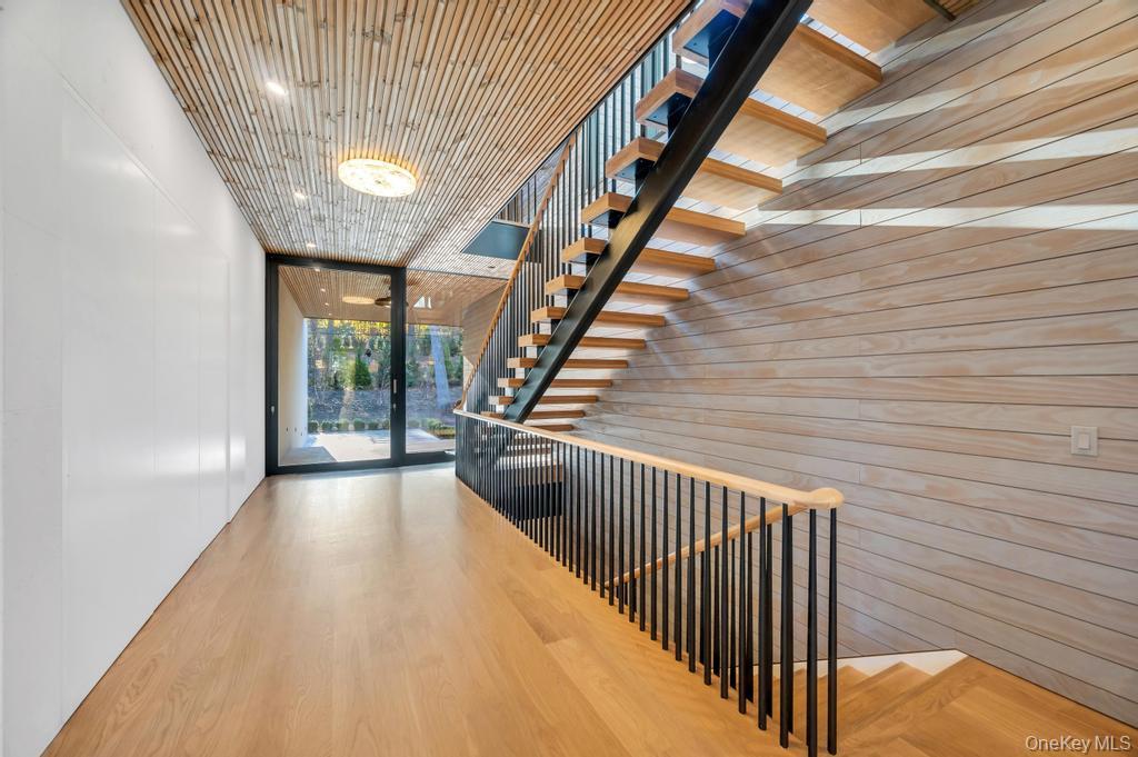 28 Watch Way, Lloyd Harbor, NY 11743