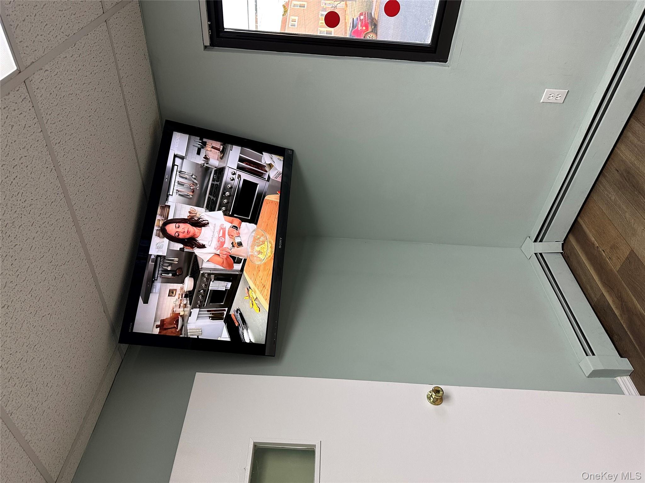 6 Tuxedo Avenue, New Hyde Park, NY 11040