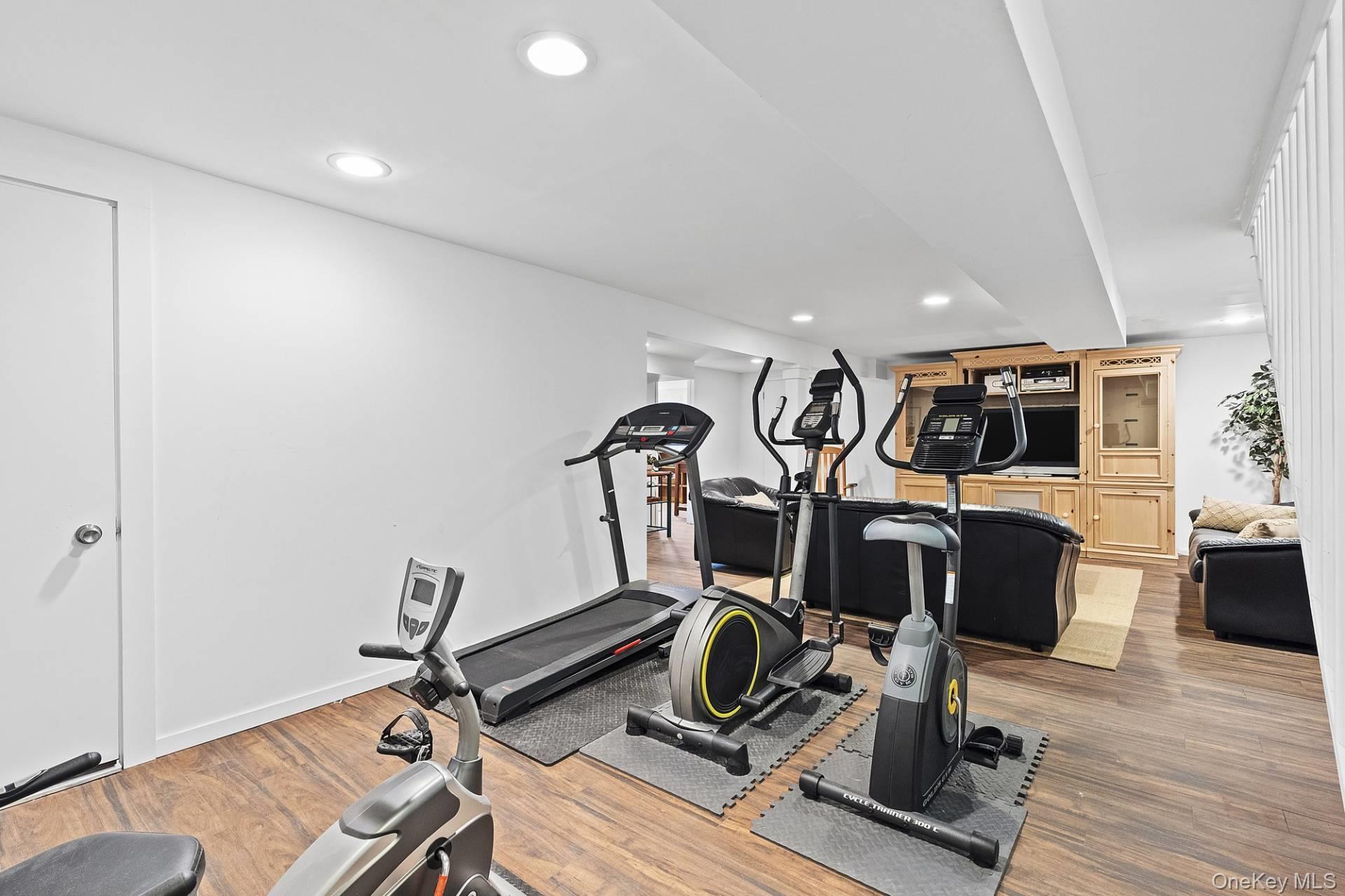 1 Blue Jay Way, East Quogue, NY 11942