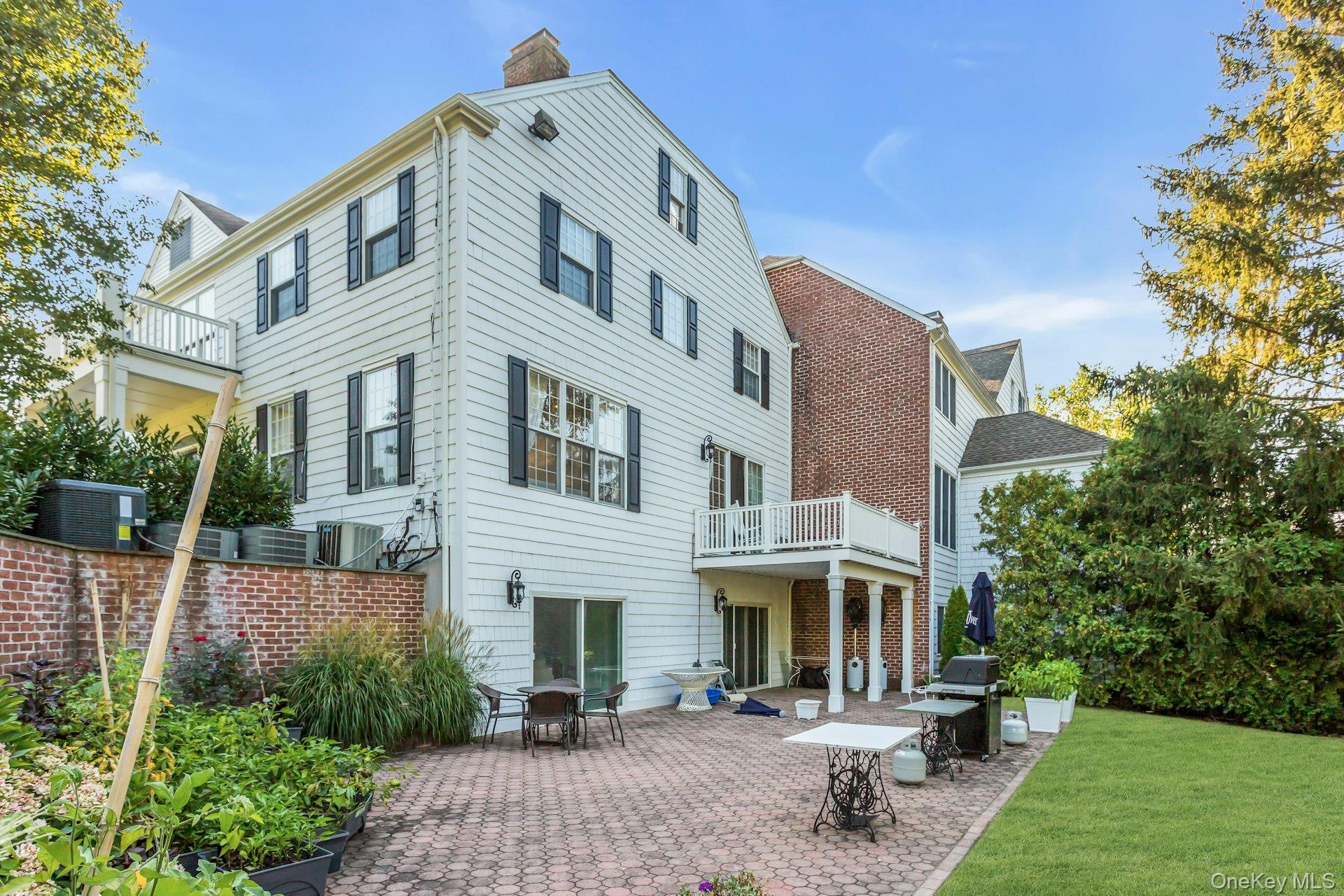 16 Robin Court, Glen Cove, NY 11542