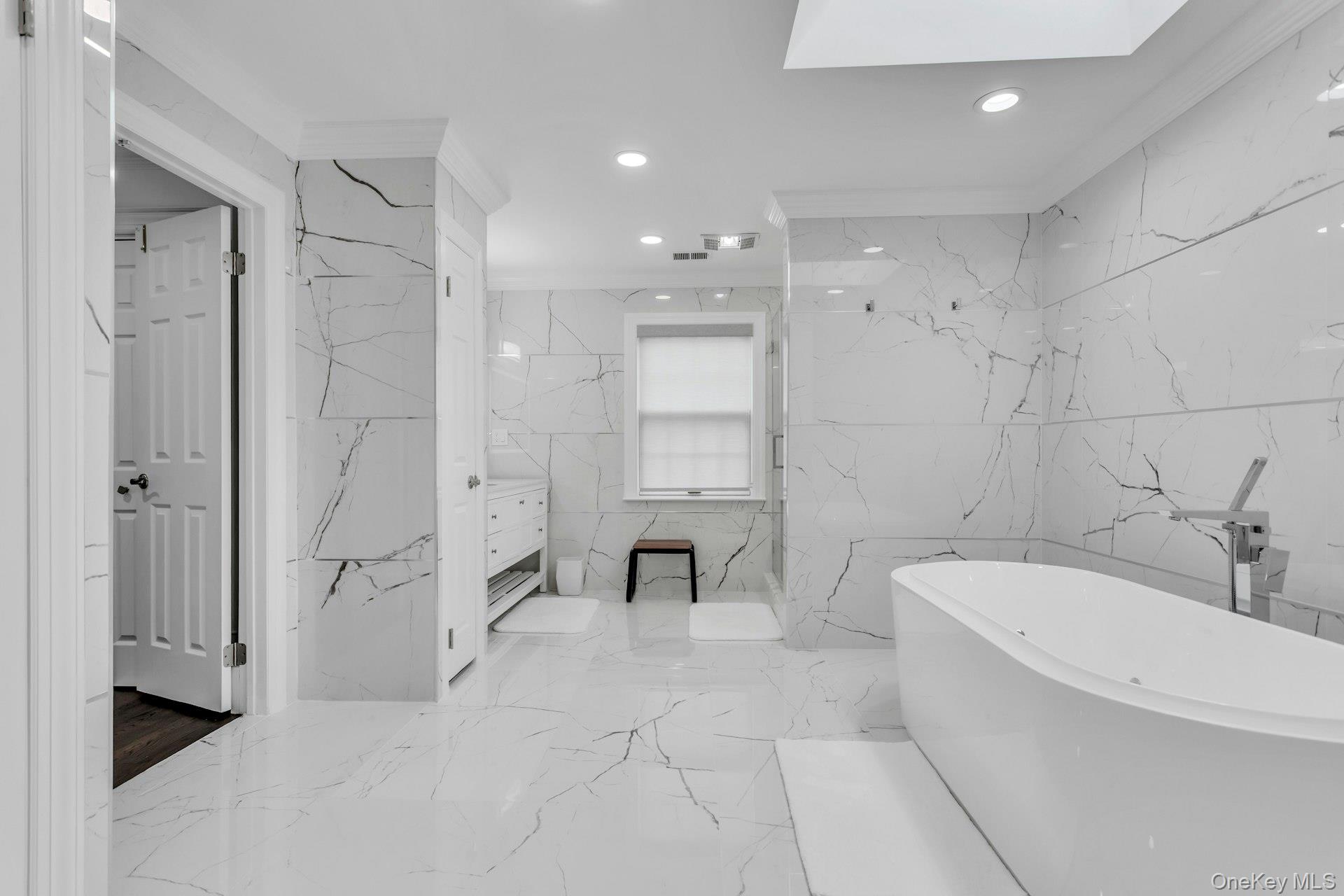 16 Robin Court, Glen Cove, NY 11542