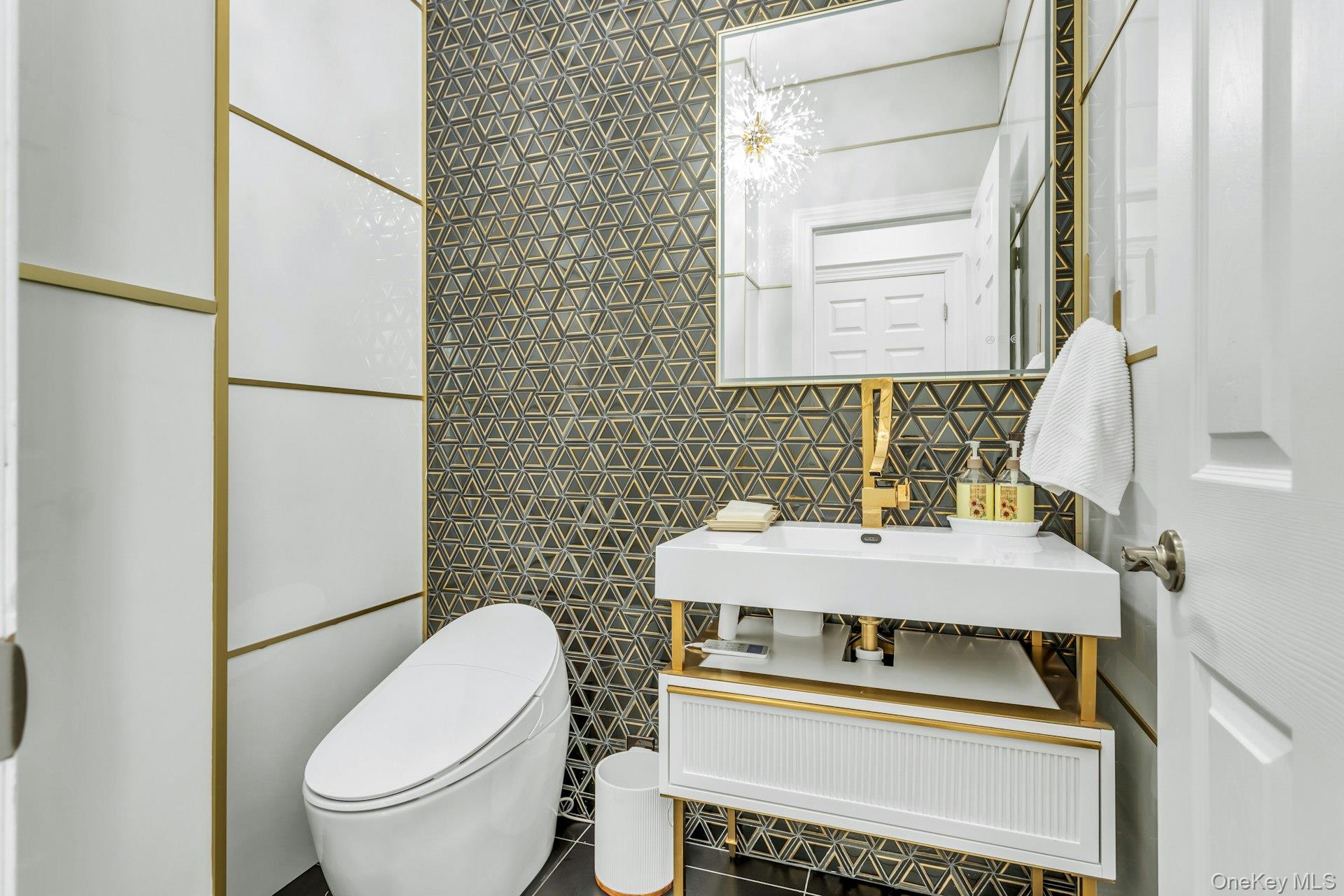 16 Robin Court, Glen Cove, NY 11542