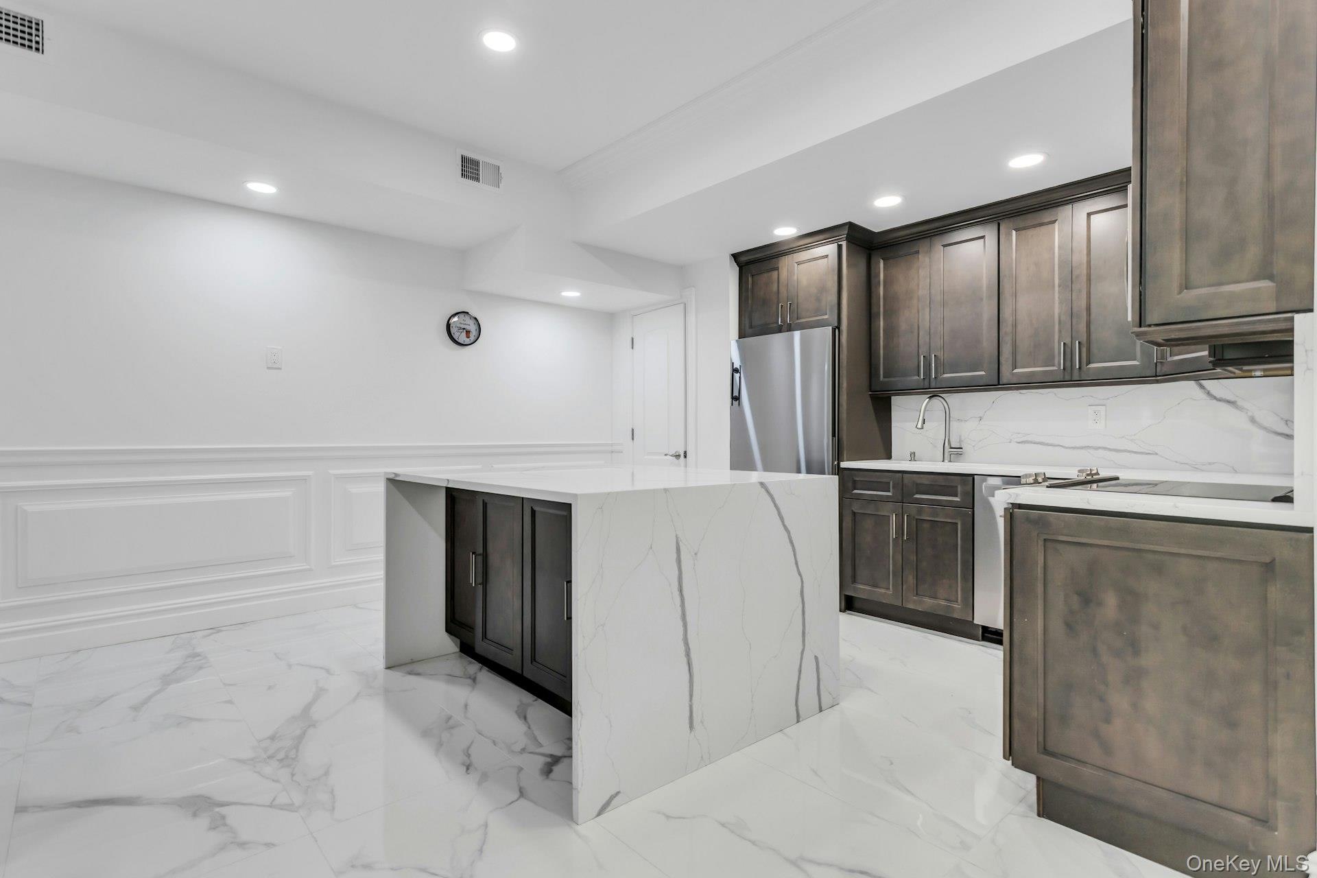 16 Robin Court, Glen Cove, NY 11542