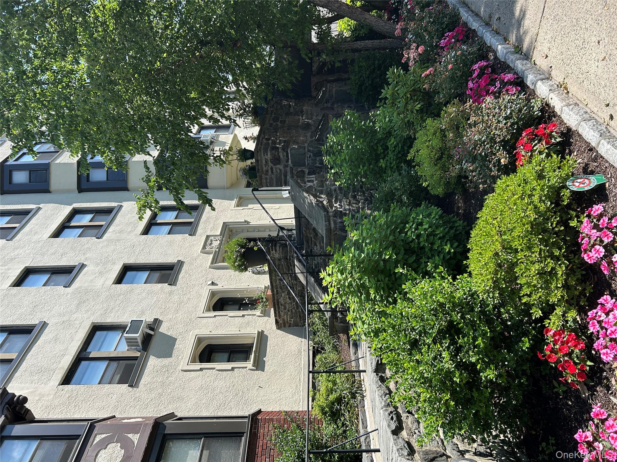 56 Pondfield Road W # 4A, Bronxville, NY 10708