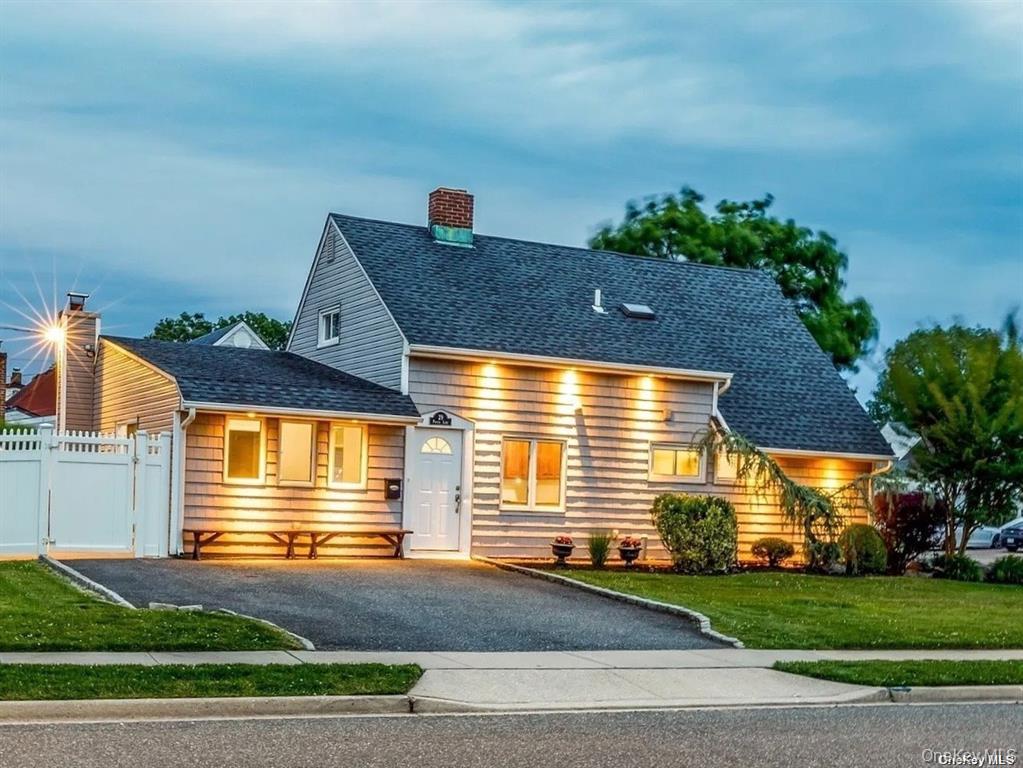 29 Pintail Lane, Levittown, NY 11756