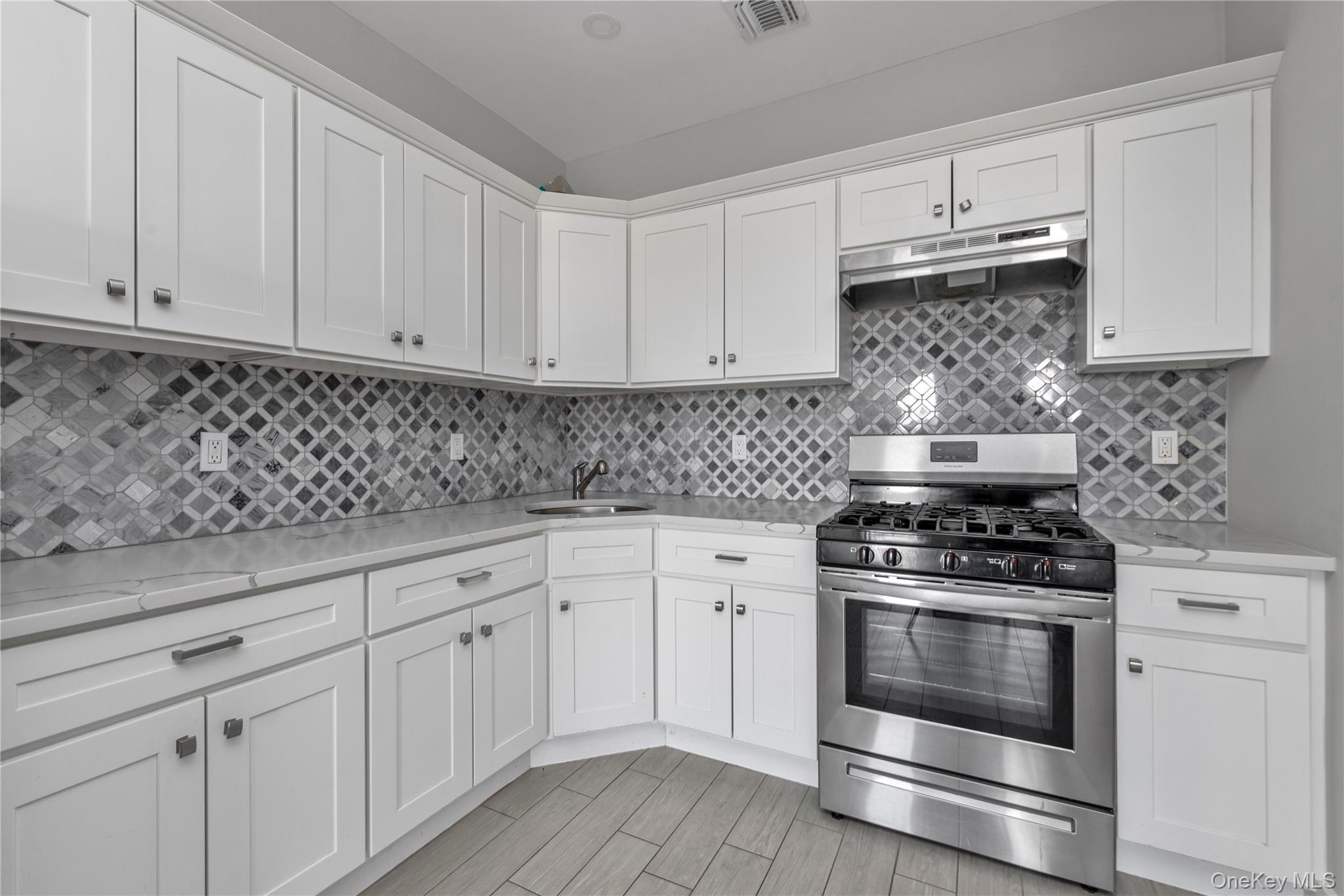 17 N Park Avenue # 3, Rockville Centre, NY 11570