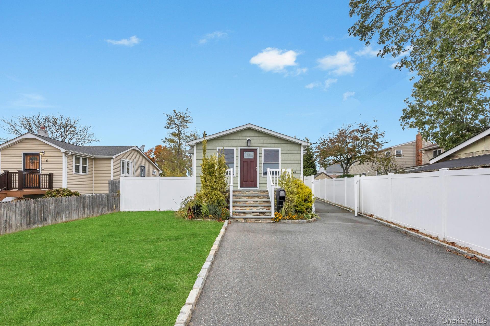 21 Ireland Place, Copiague, NY 11726