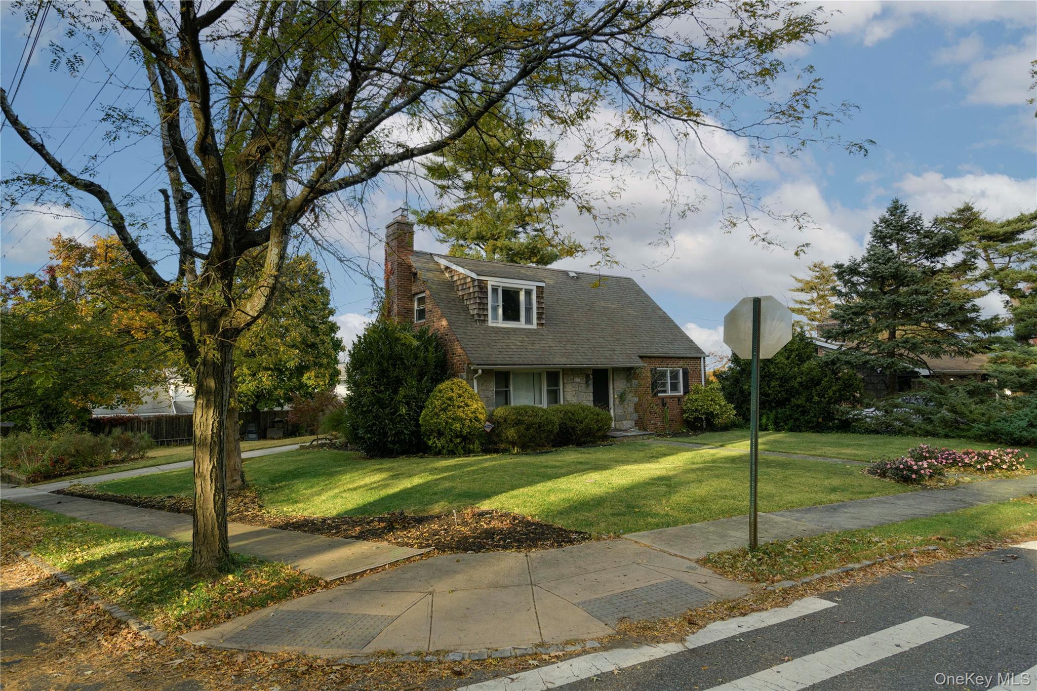 301 Park Lane, Douglaston, NY 11363