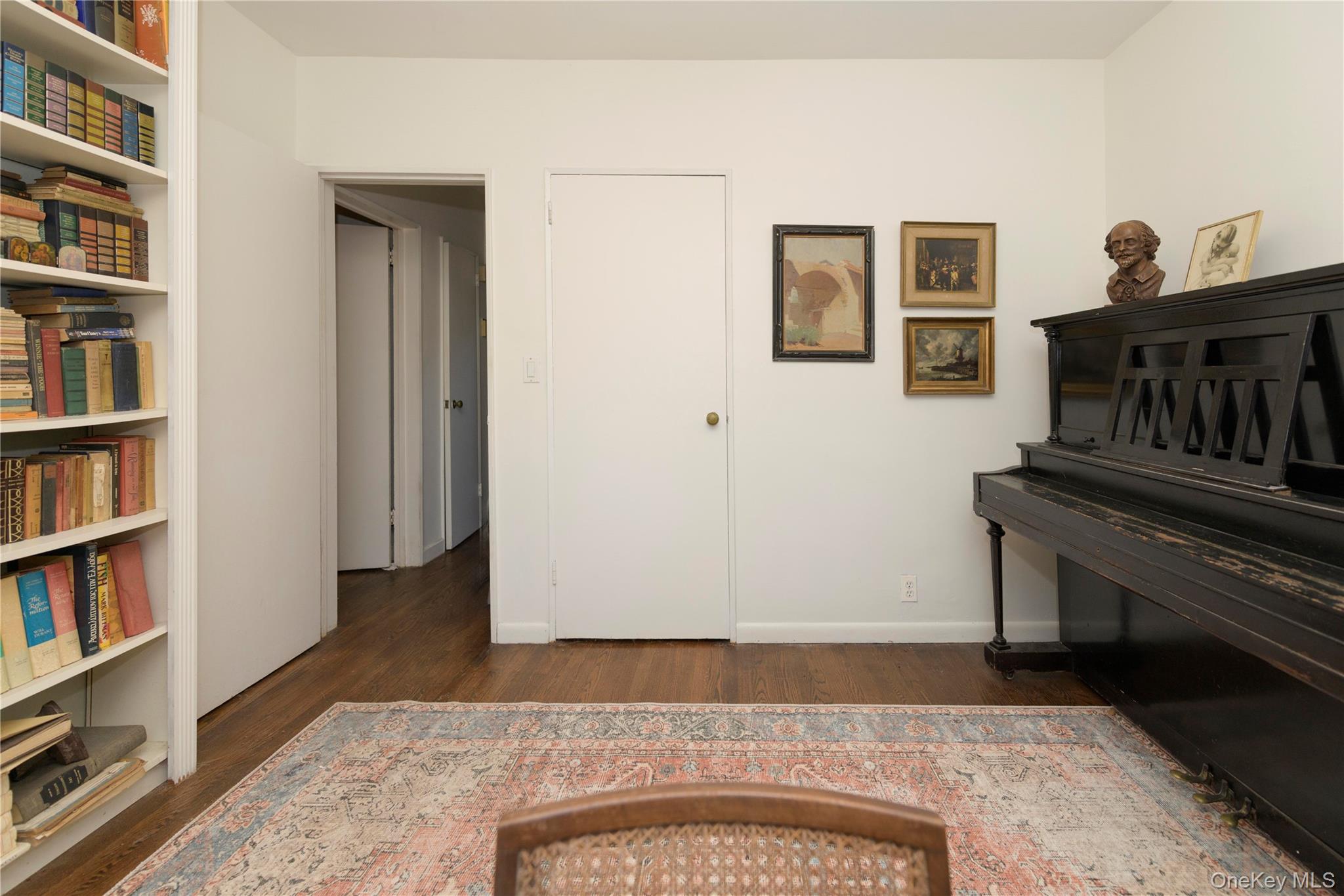 301 Park Lane, Douglaston, NY 11363