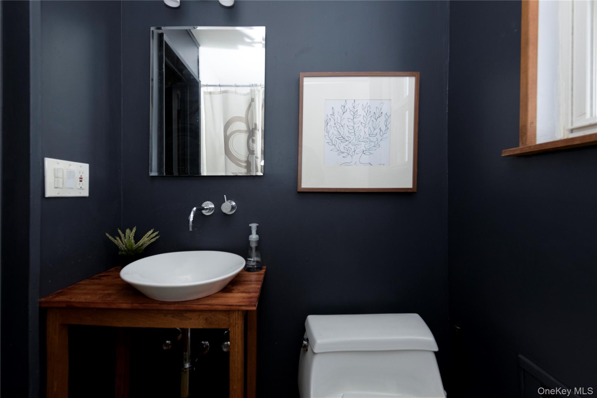 301 Park Lane, Douglaston, NY 11363