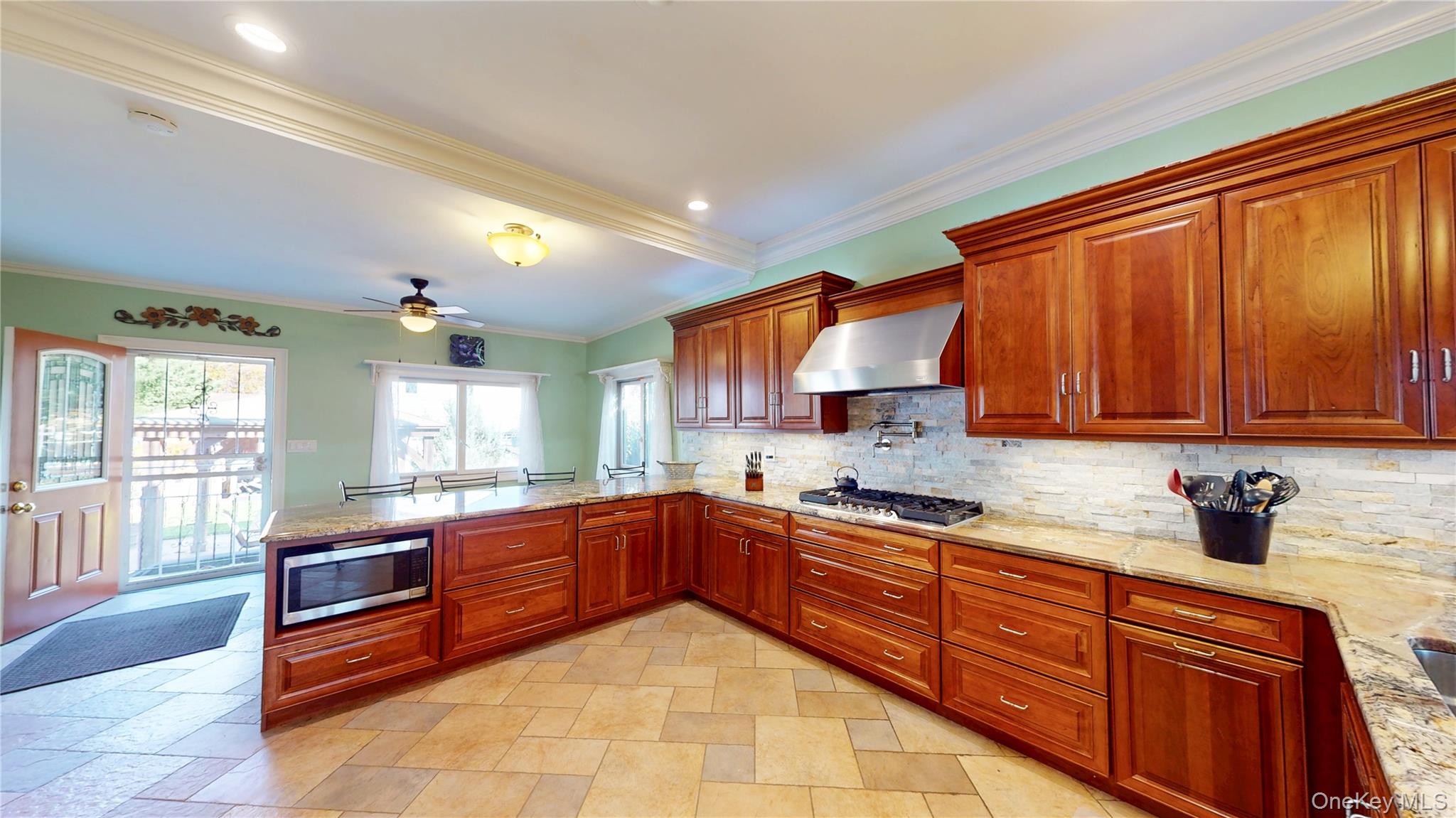 725 Scranton Avenue, East Rockaway, NY 11518