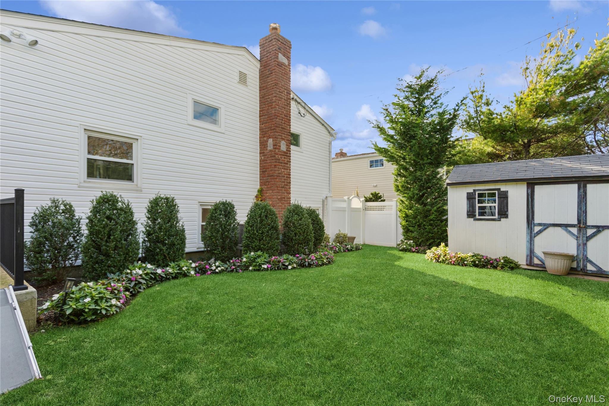 2 Leamington St, Lido Beach, NY 11561