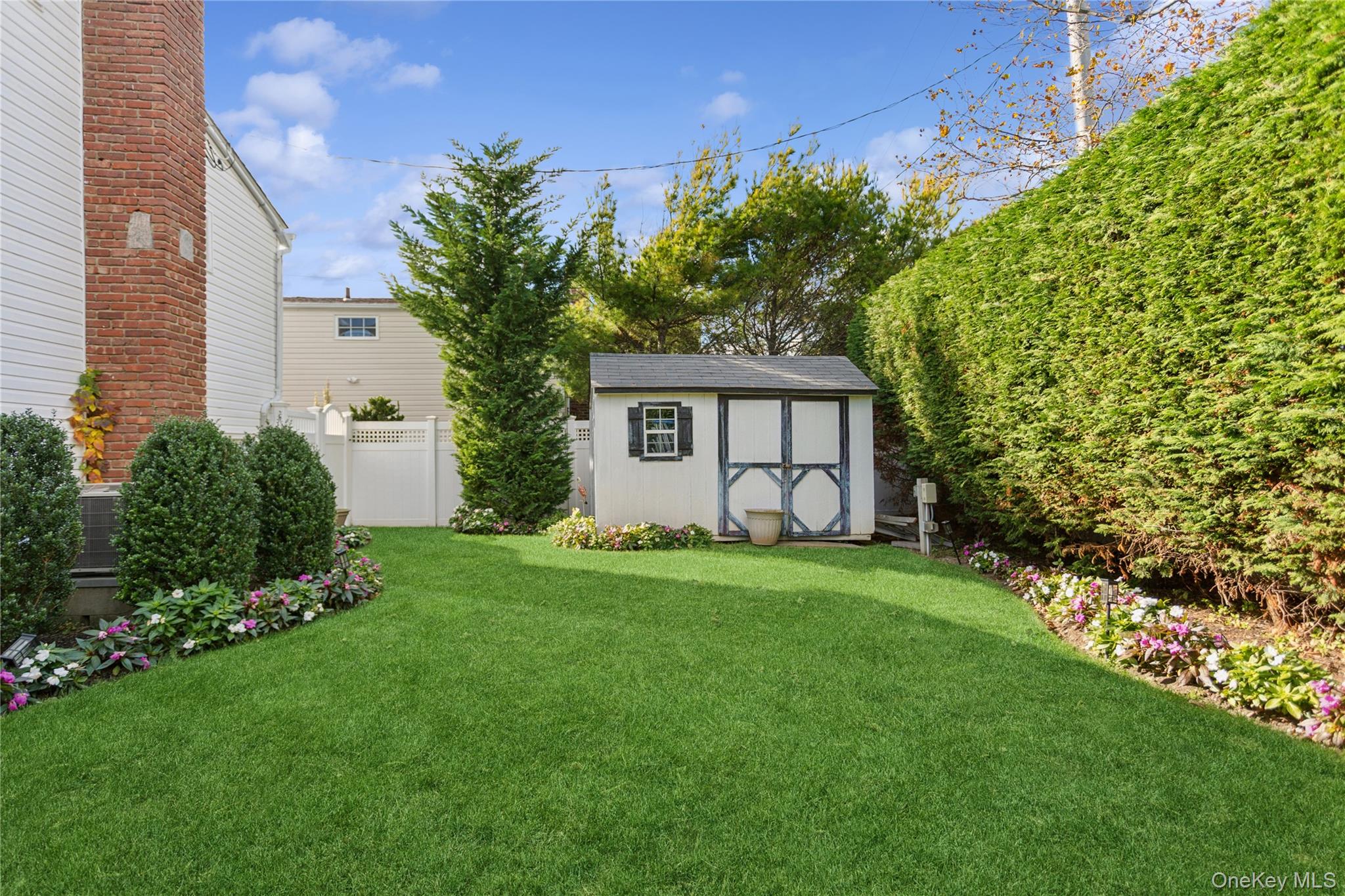 2 Leamington St, Lido Beach, NY 11561