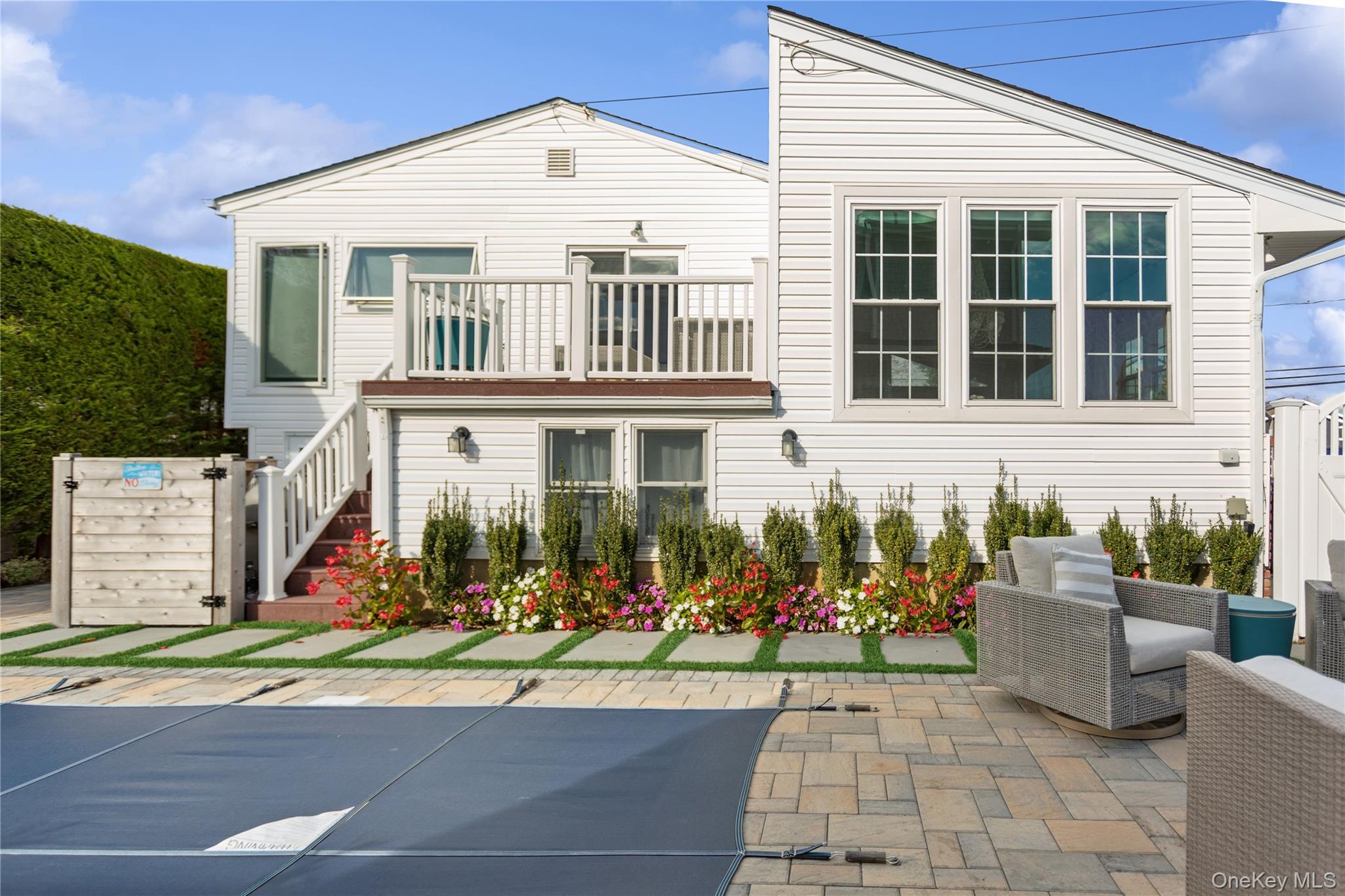 2 Leamington St, Lido Beach, NY 11561