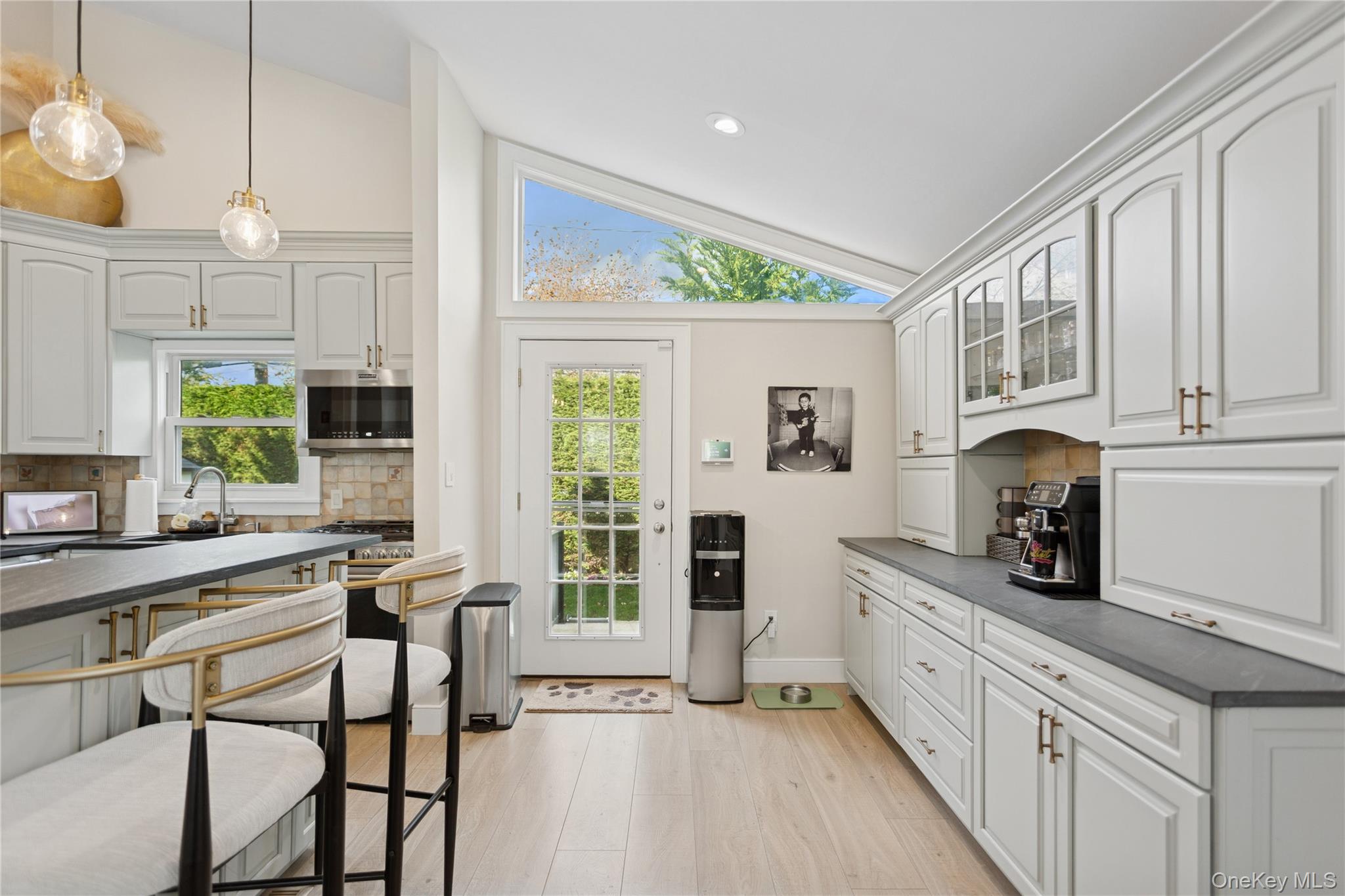 2 Leamington St, Lido Beach, NY 11561