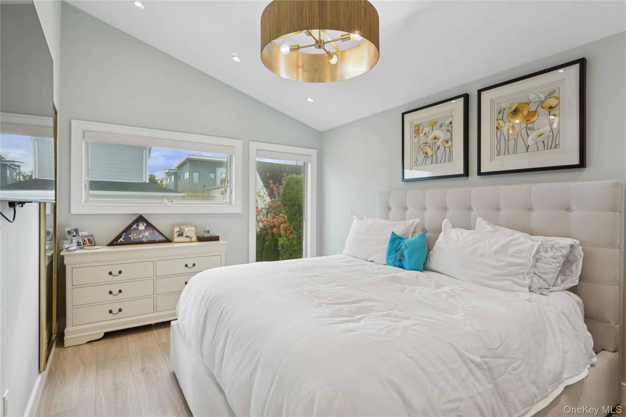 2 Leamington St, Lido Beach, NY 11561