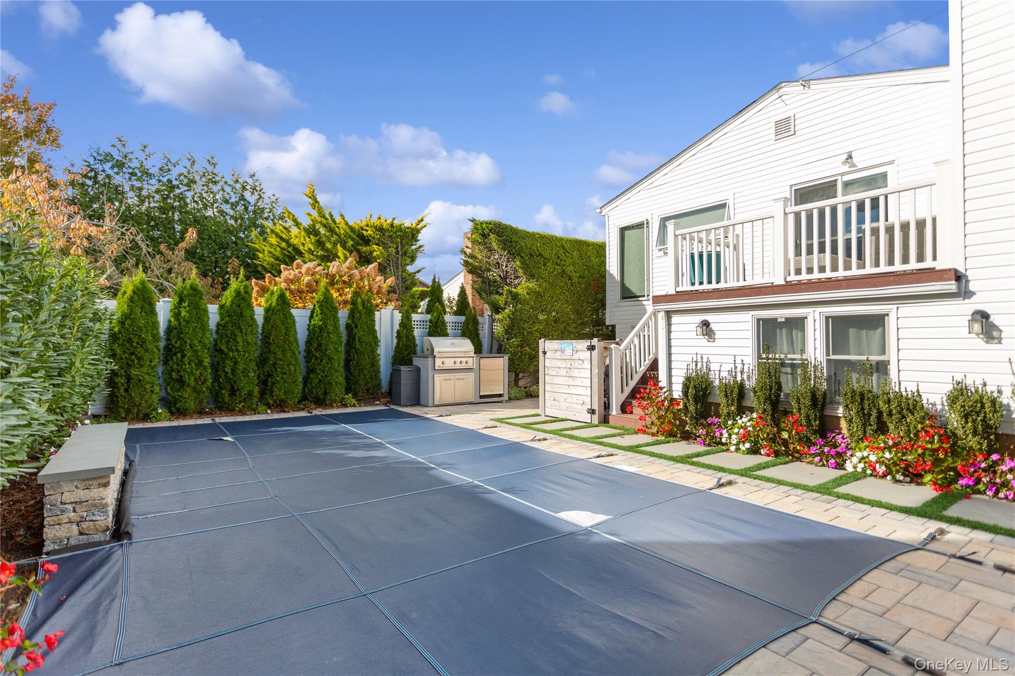 2 Leamington St, Lido Beach, NY 11561