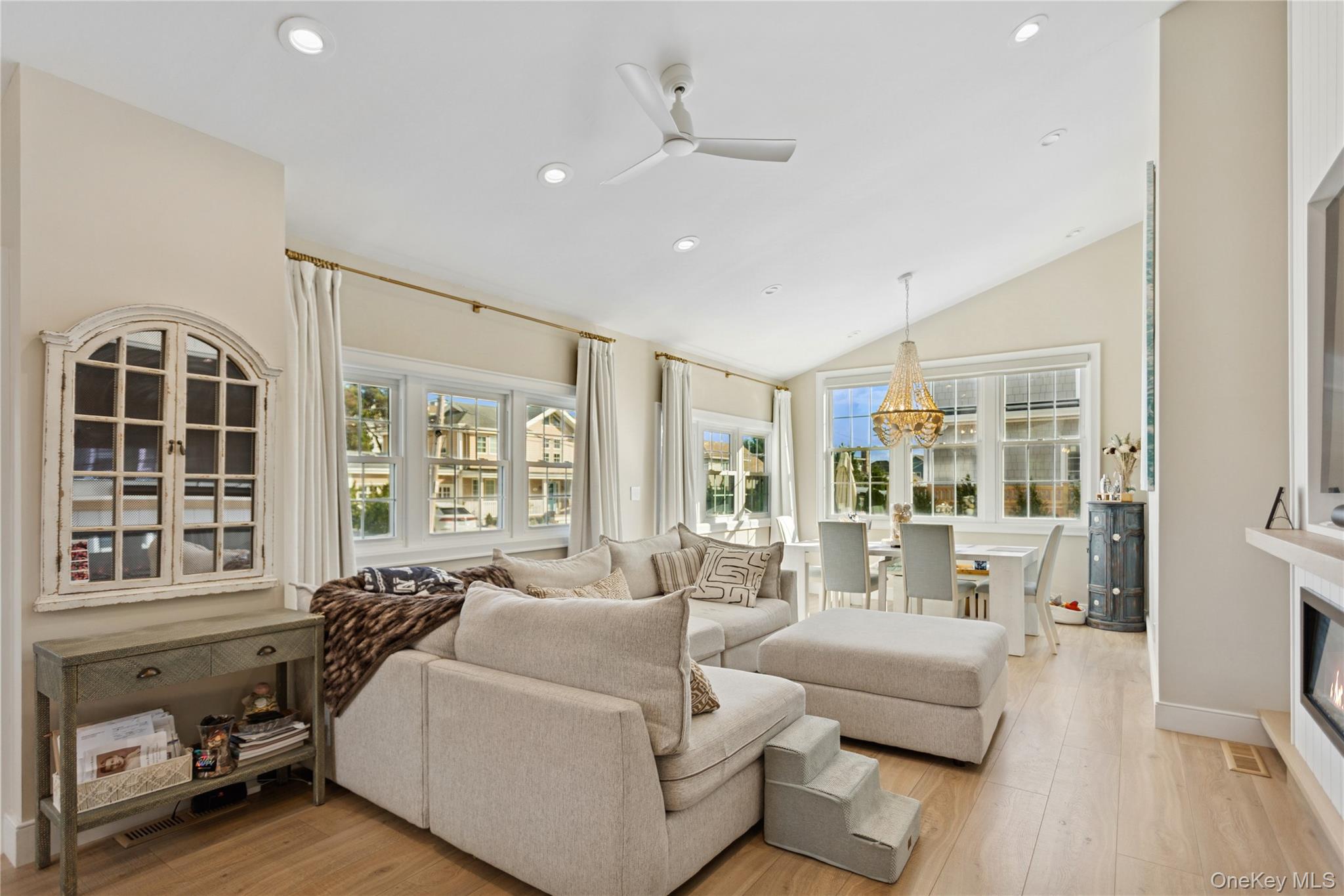 2 Leamington St, Lido Beach, NY 11561