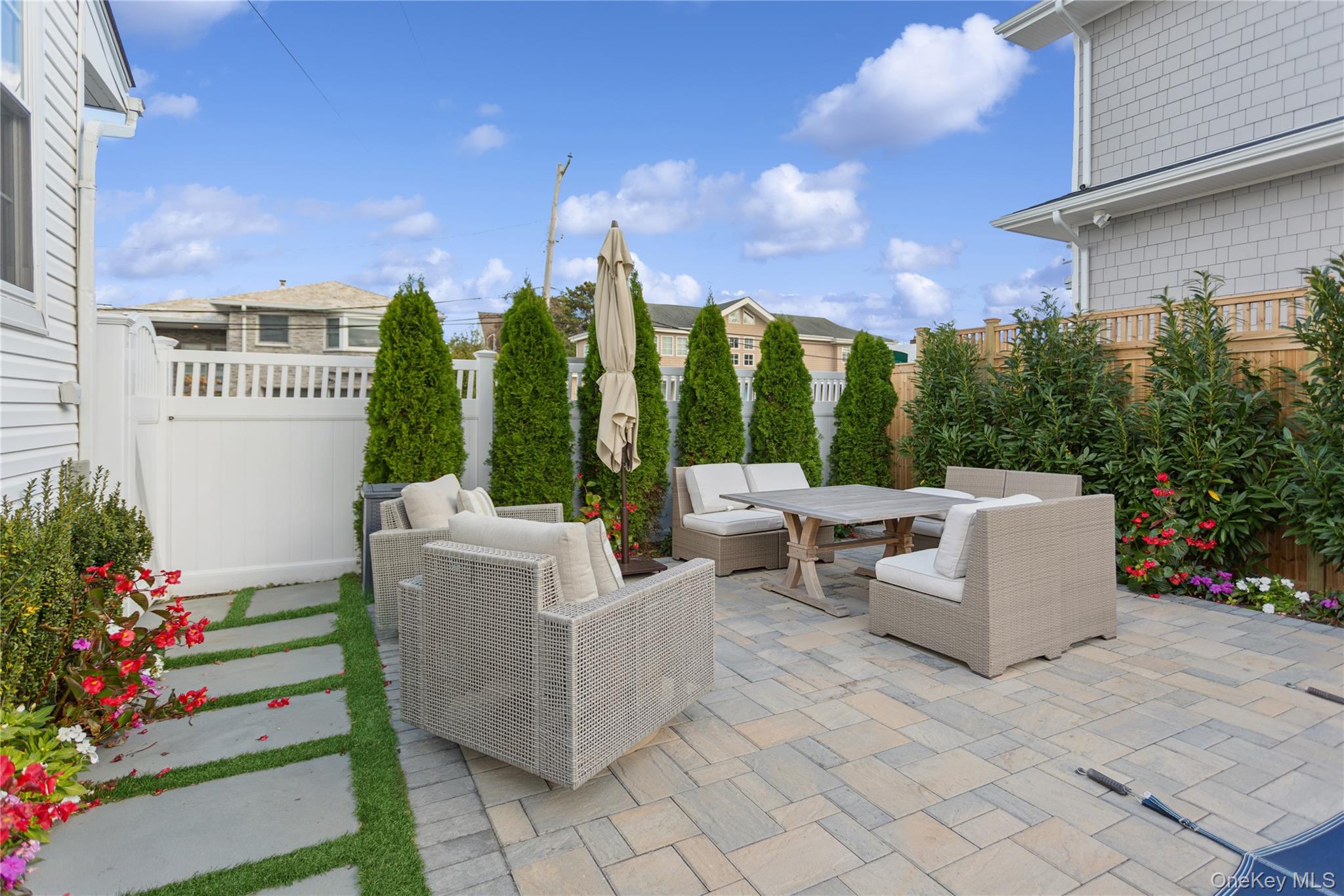 2 Leamington St, Lido Beach, NY 11561