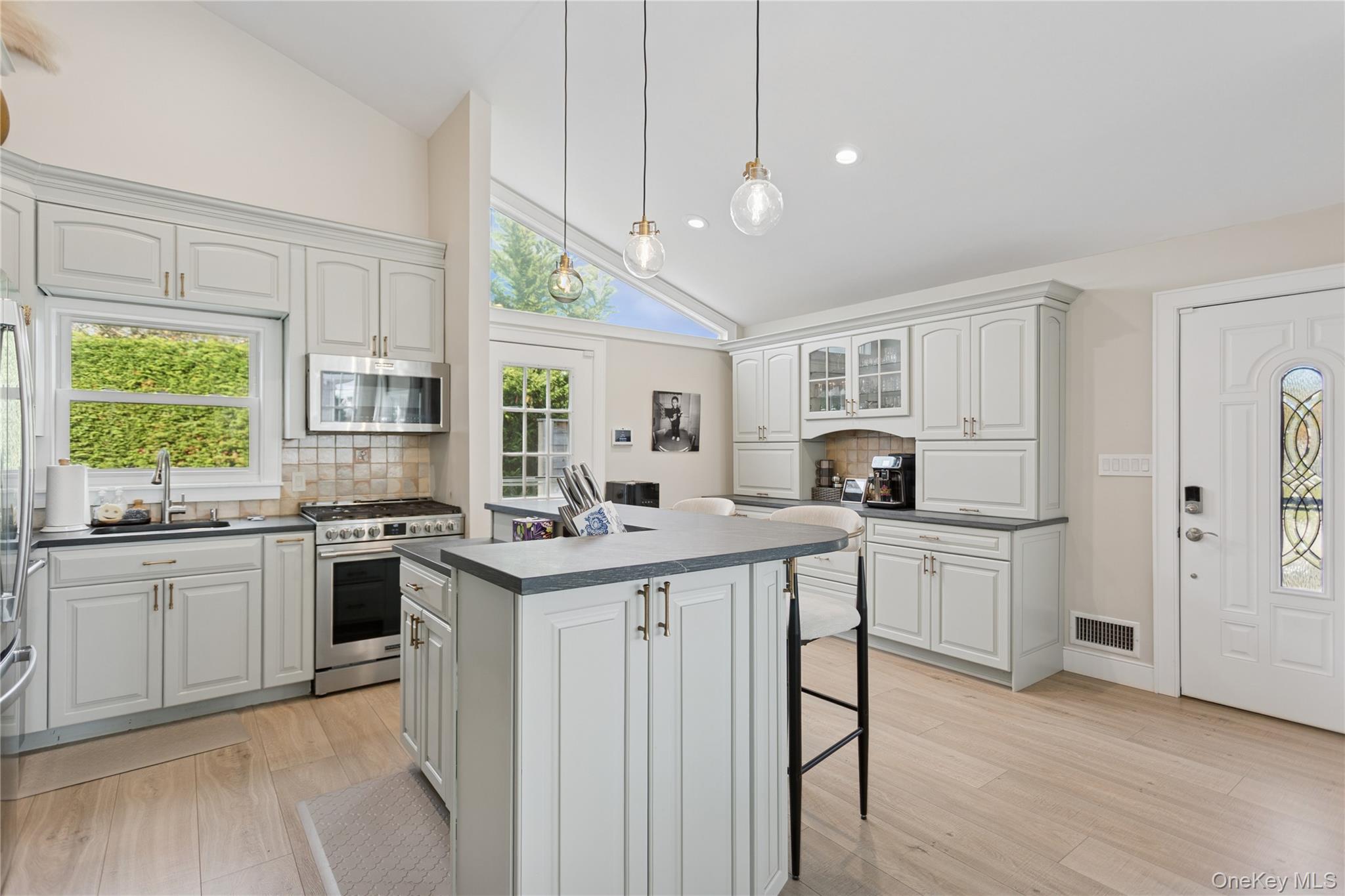 2 Leamington St, Lido Beach, NY 11561