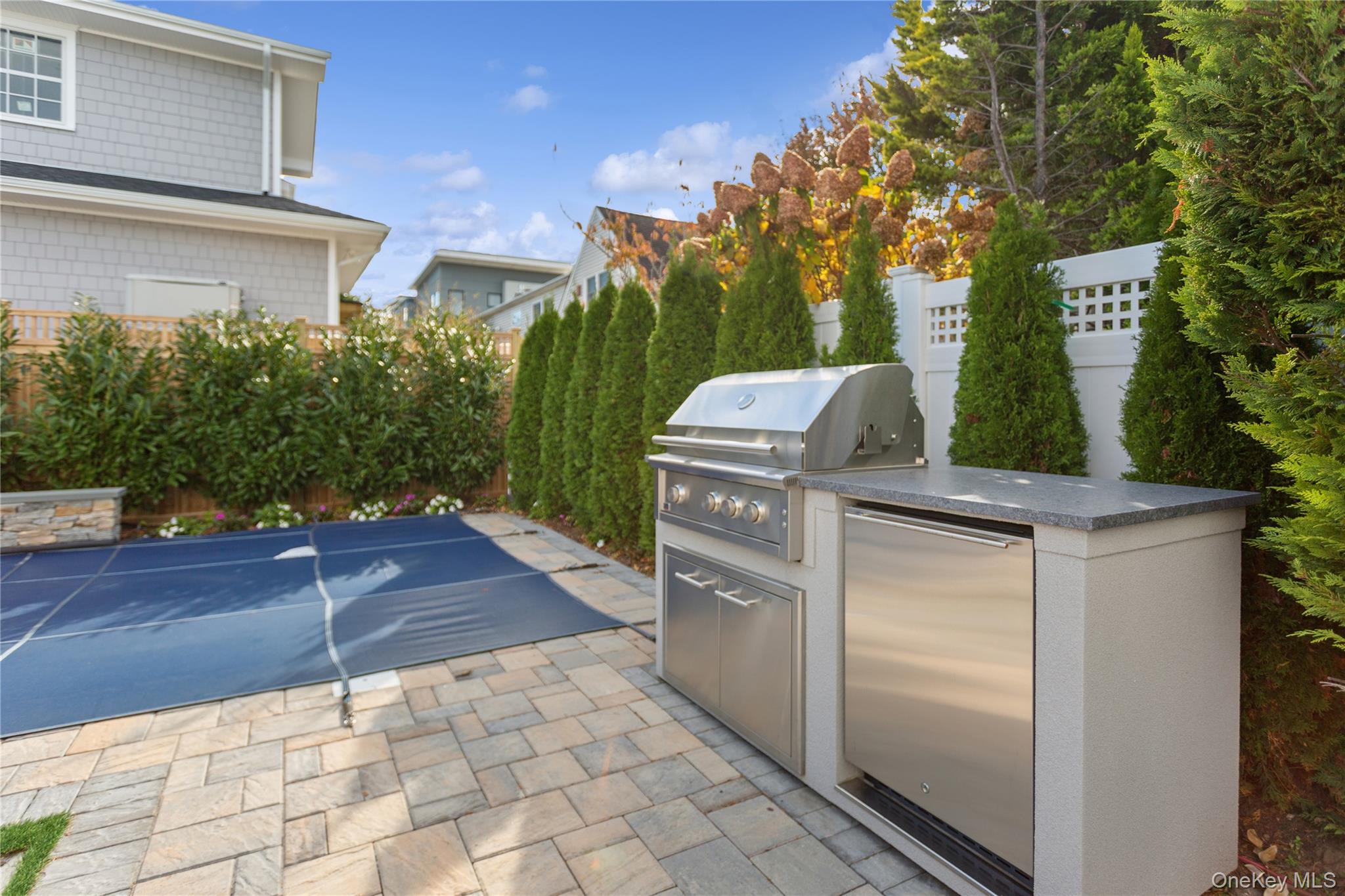 2 Leamington St, Lido Beach, NY 11561