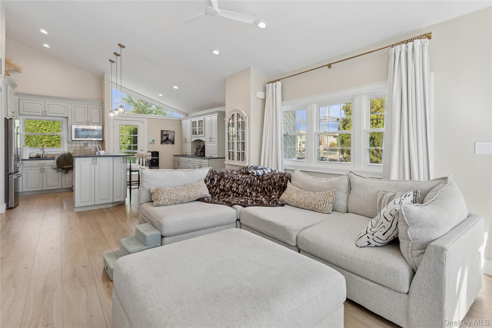 2 Leamington St, Lido Beach, NY 11561