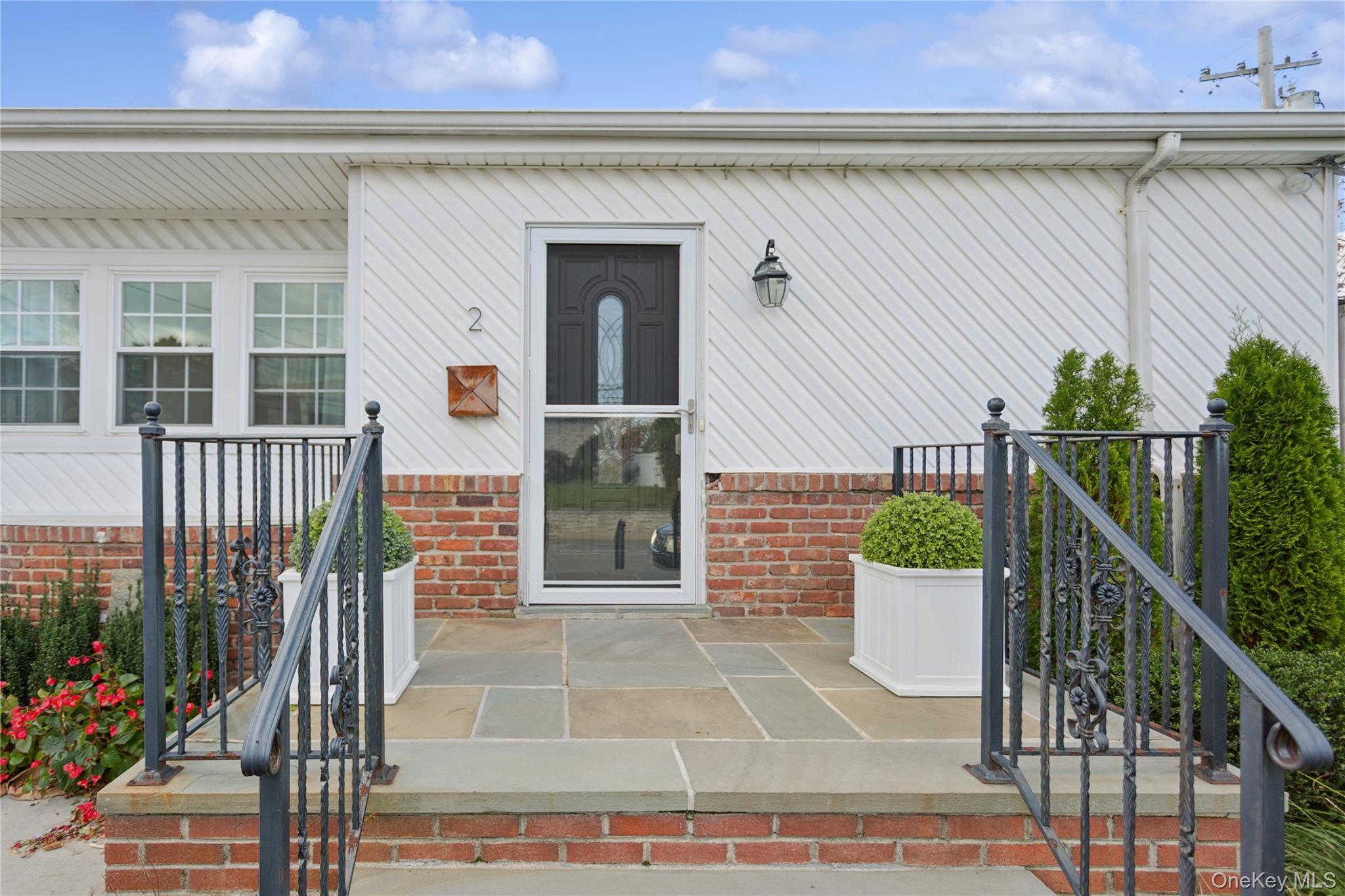 2 Leamington St, Lido Beach, NY 11561