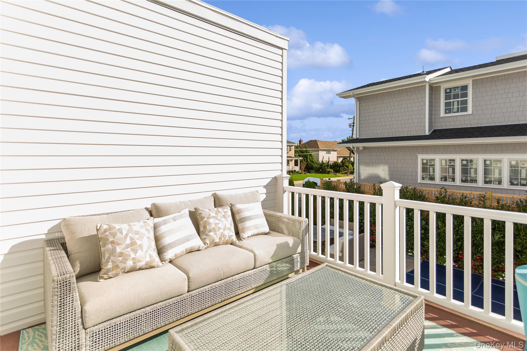 2 Leamington St, Lido Beach, NY 11561