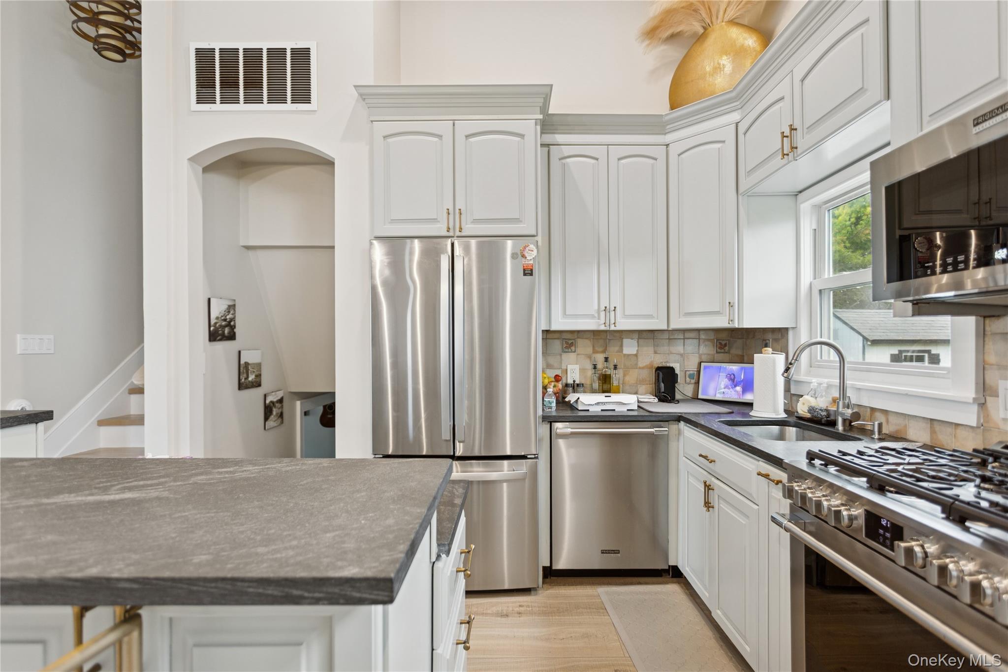 2 Leamington St, Lido Beach, NY 11561