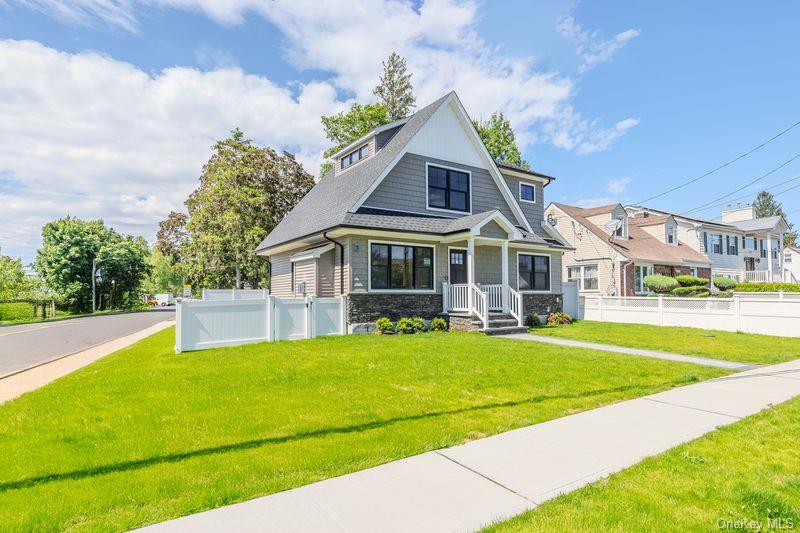 214 9th Street, Hicksville, NY 11801