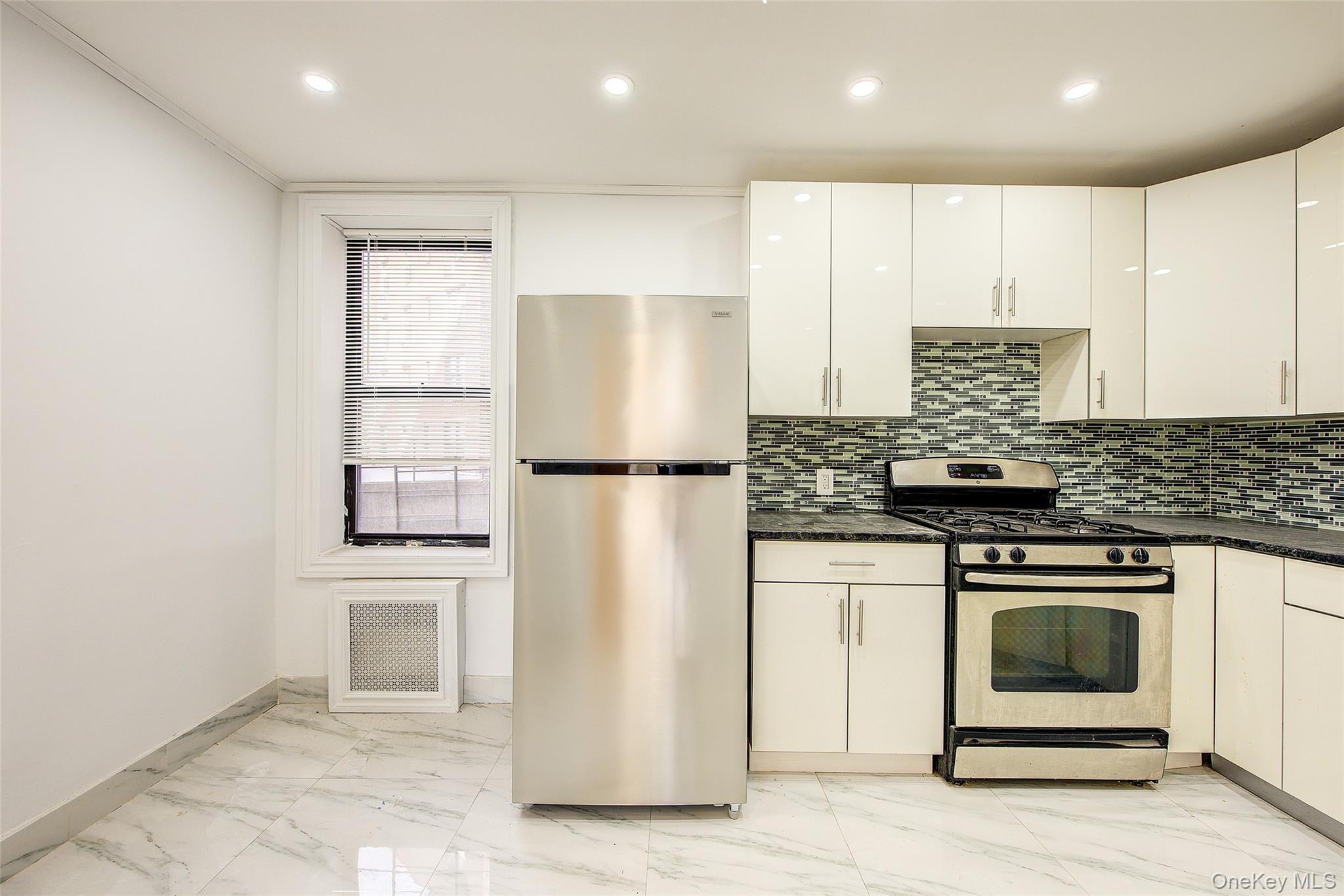 100-25 Queens Boulevard # 2R, Forest Hills, NY 11375