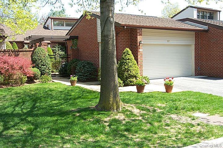117 Eagles Crescent, Manhasset, NY 11030