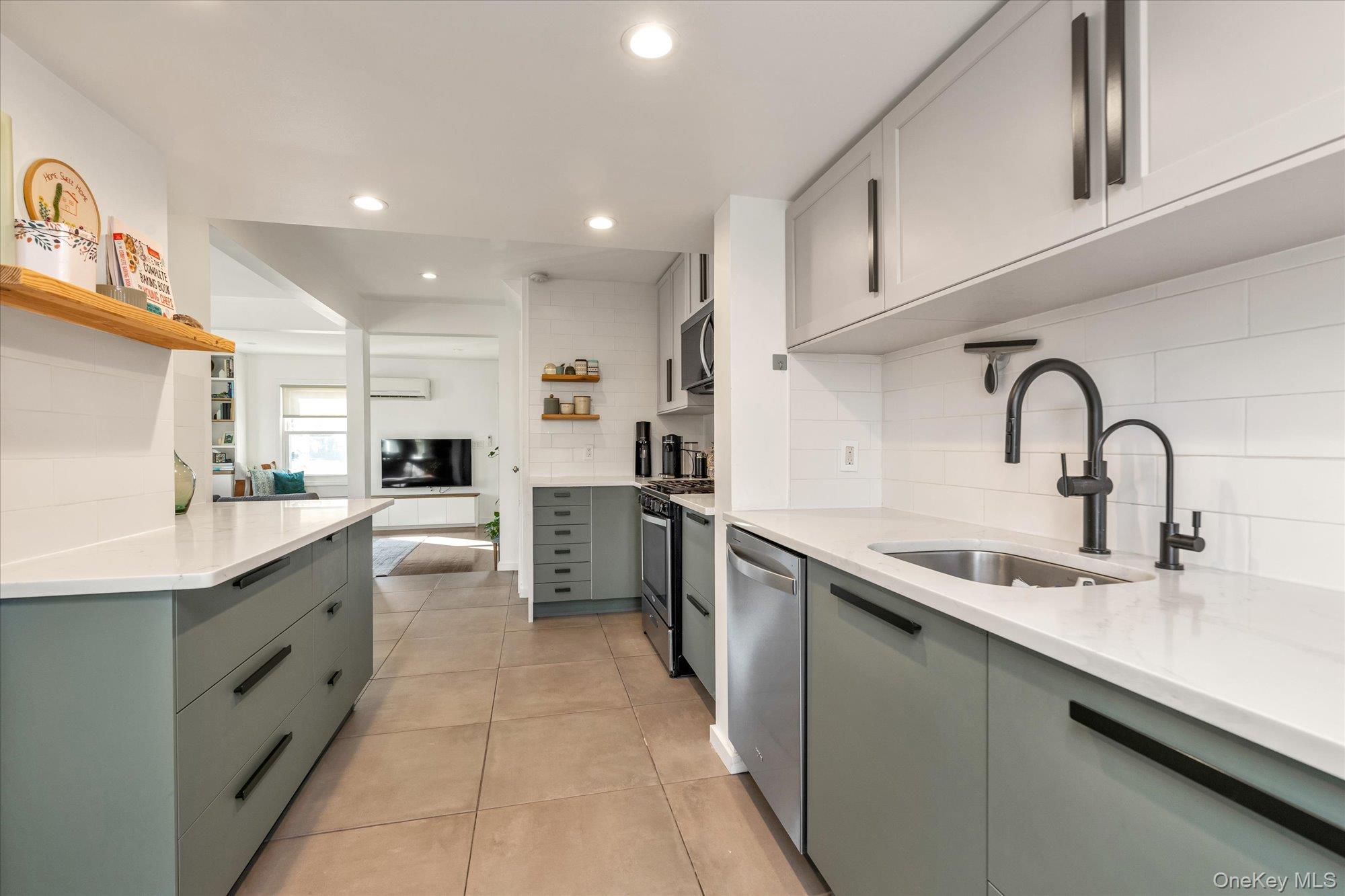 13 Gotham Street, Valley Stream, NY 11581