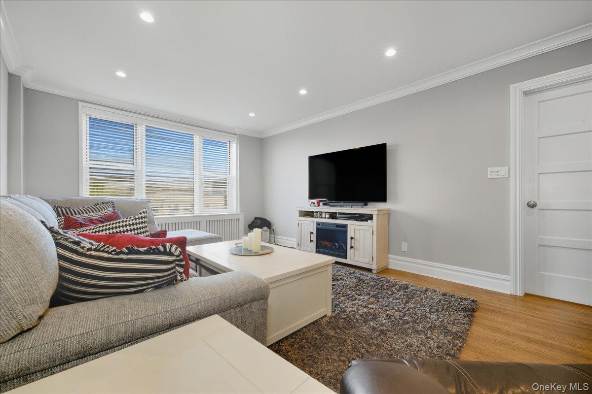 55 Lenox Road # 2V, Rockville Centre, NY 11570