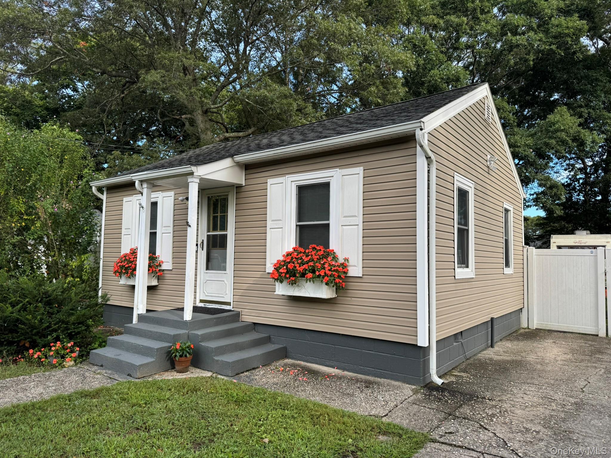 5457 Expressway Drive N, Holtsville, NY 11742