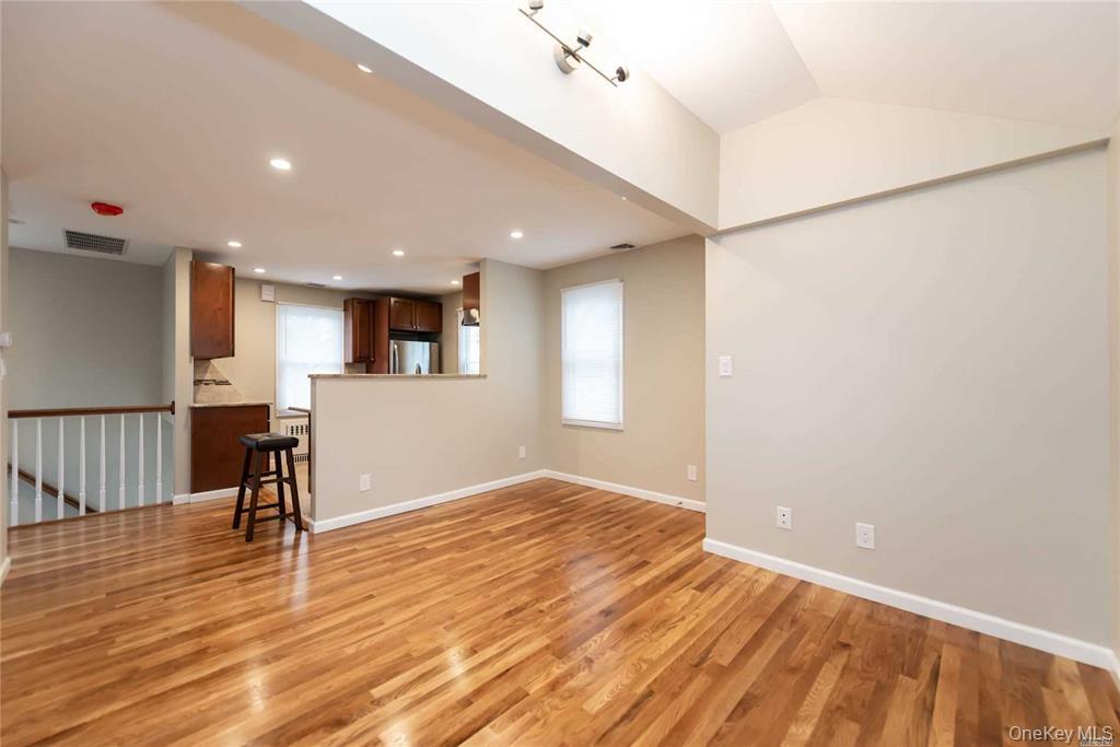 9 Capitol Avenue # Upper level, Williston Park, NY 11596