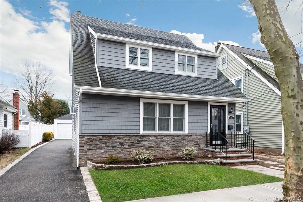 9 Capitol Avenue # Upper level, Williston Park, NY 11596