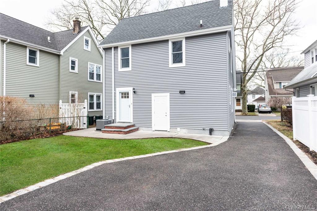 9 Capitol Avenue # Upper level, Williston Park, NY 11596