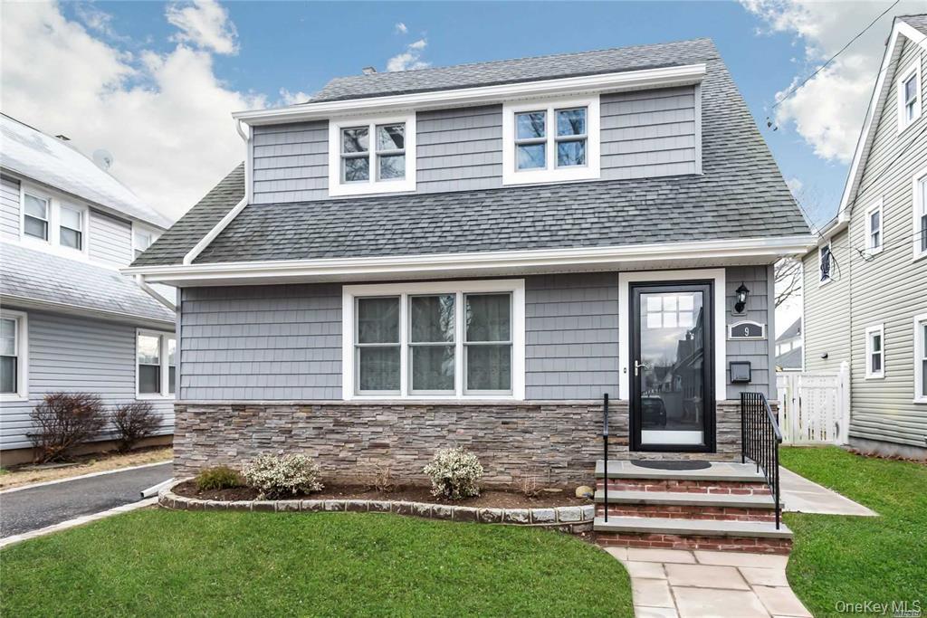 9 Capitol Avenue # Upper level, Williston Park, NY 11596