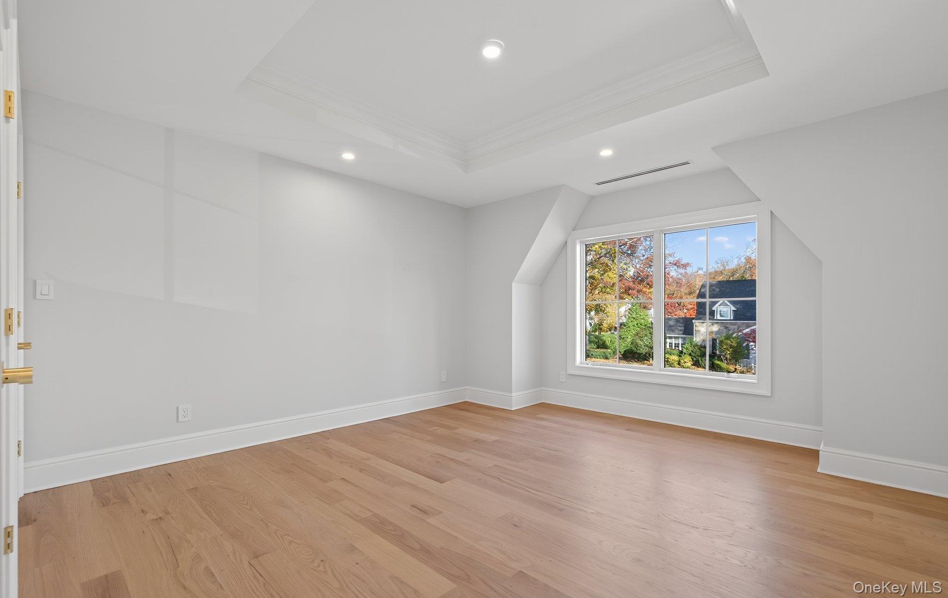 150 Milburn Lane, East Hills, NY 11577