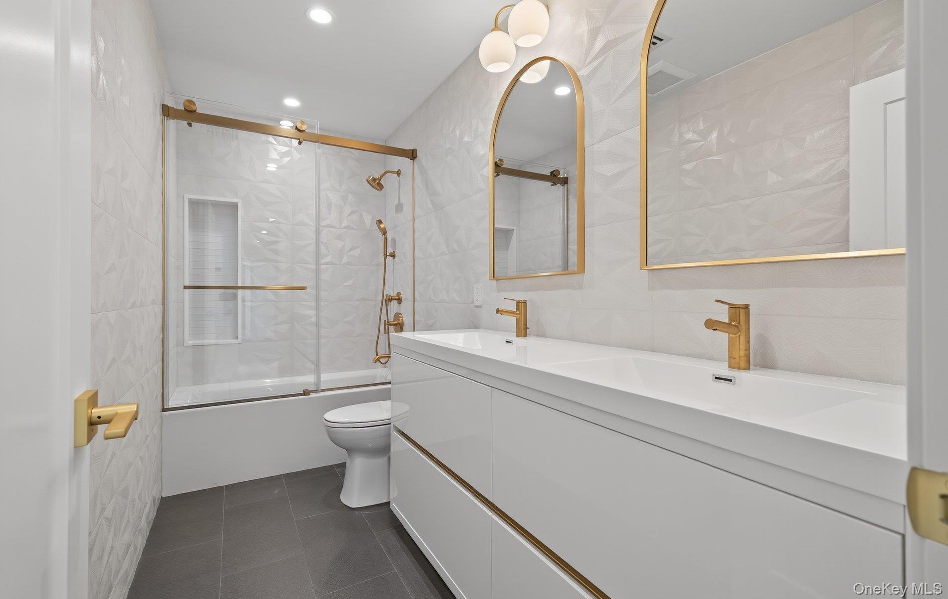 150 Milburn Lane, East Hills, NY 11577