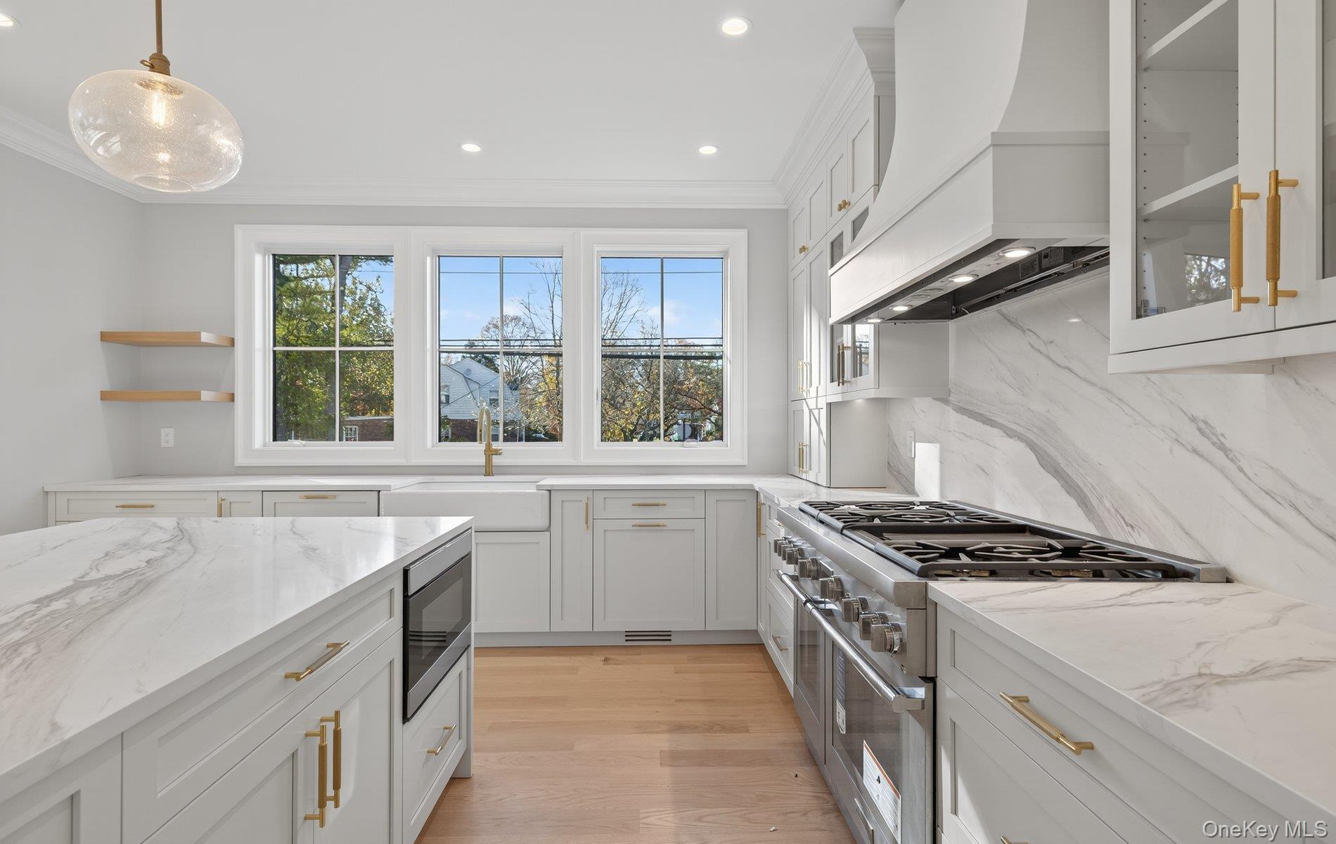 150 Milburn Lane, East Hills, NY 11577