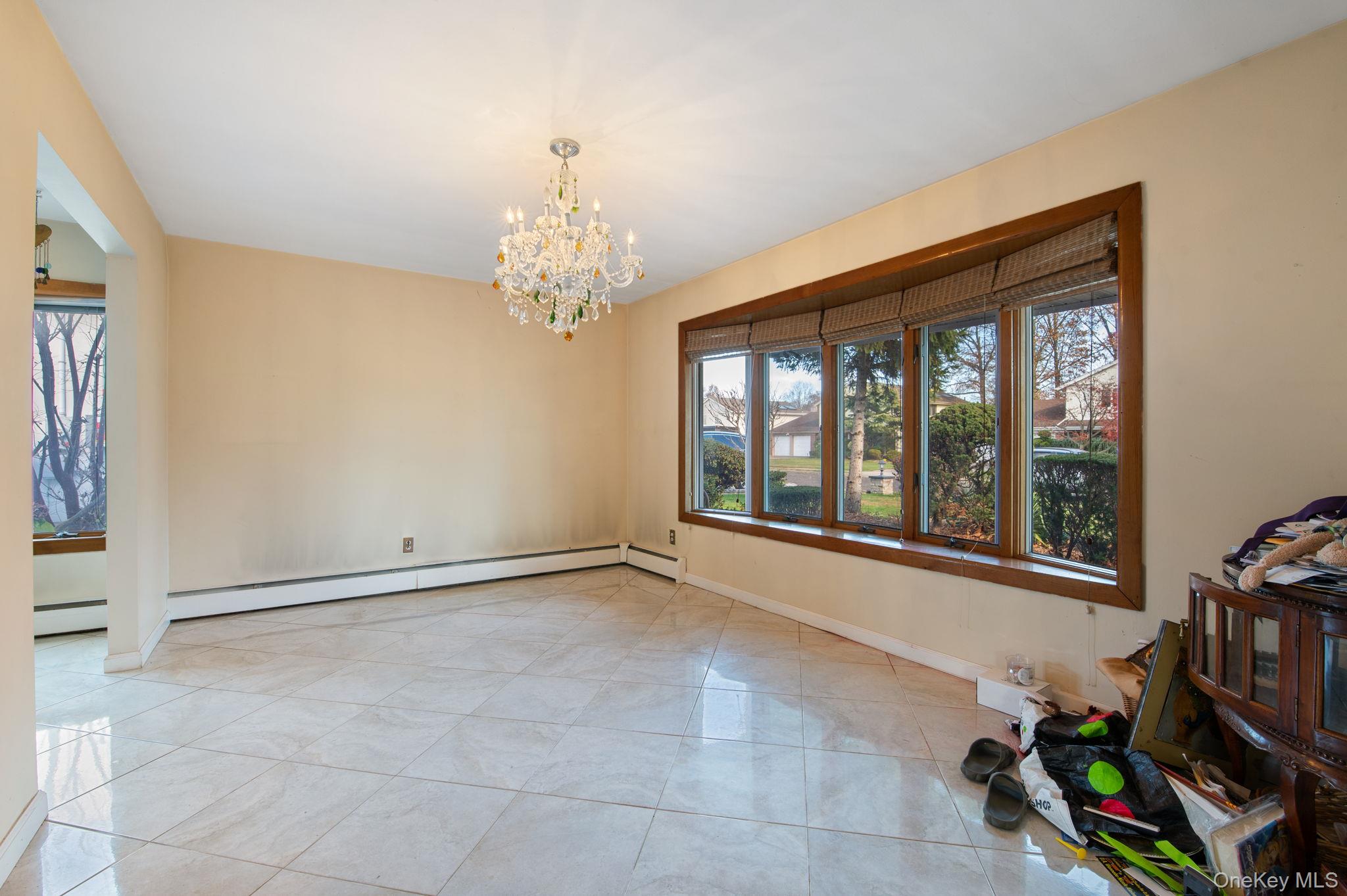 89 Nottingham Road, Manhasset Hills, NY 11040