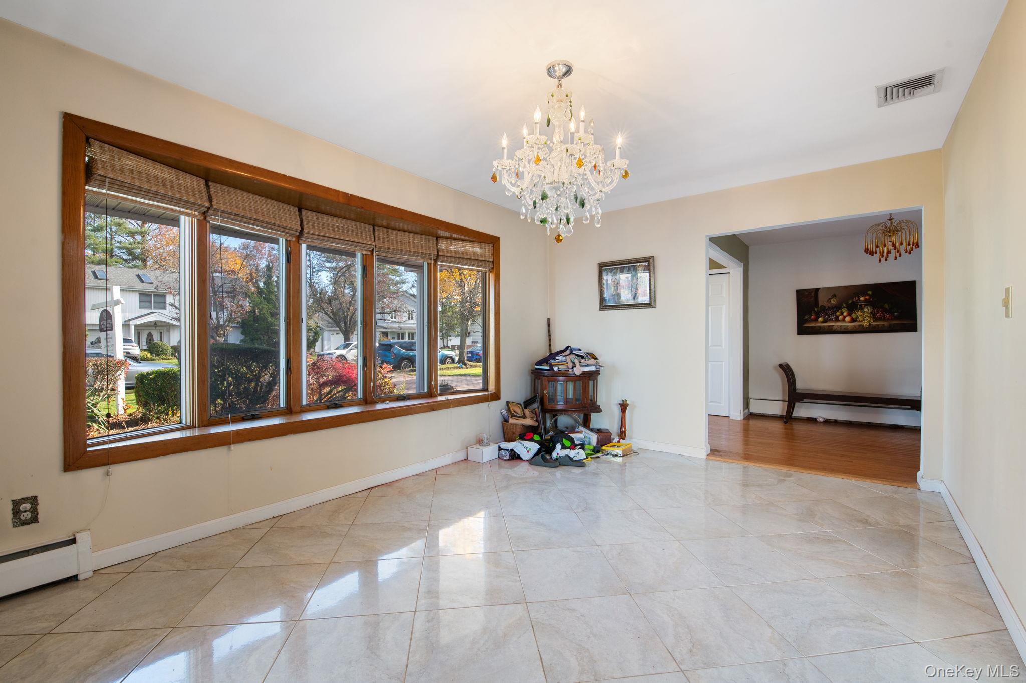 89 Nottingham Road, Manhasset Hills, NY 11040