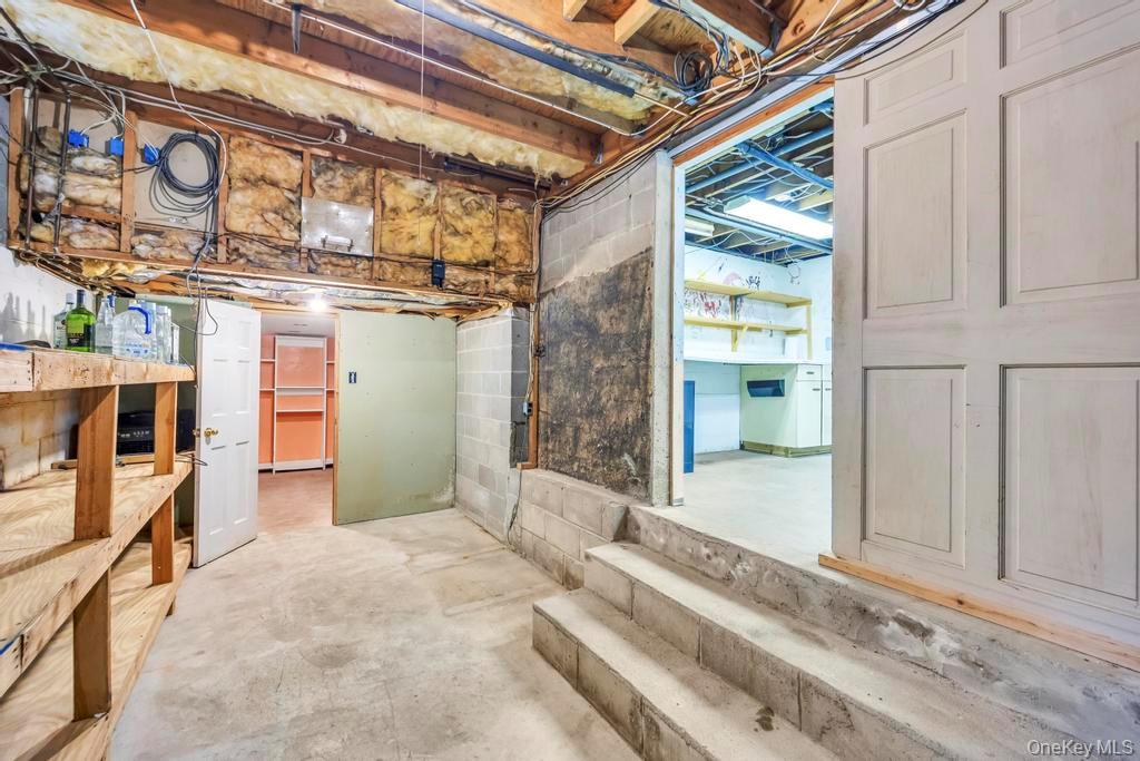 89 Van Brunt Manor Road, Setauket, NY 11733