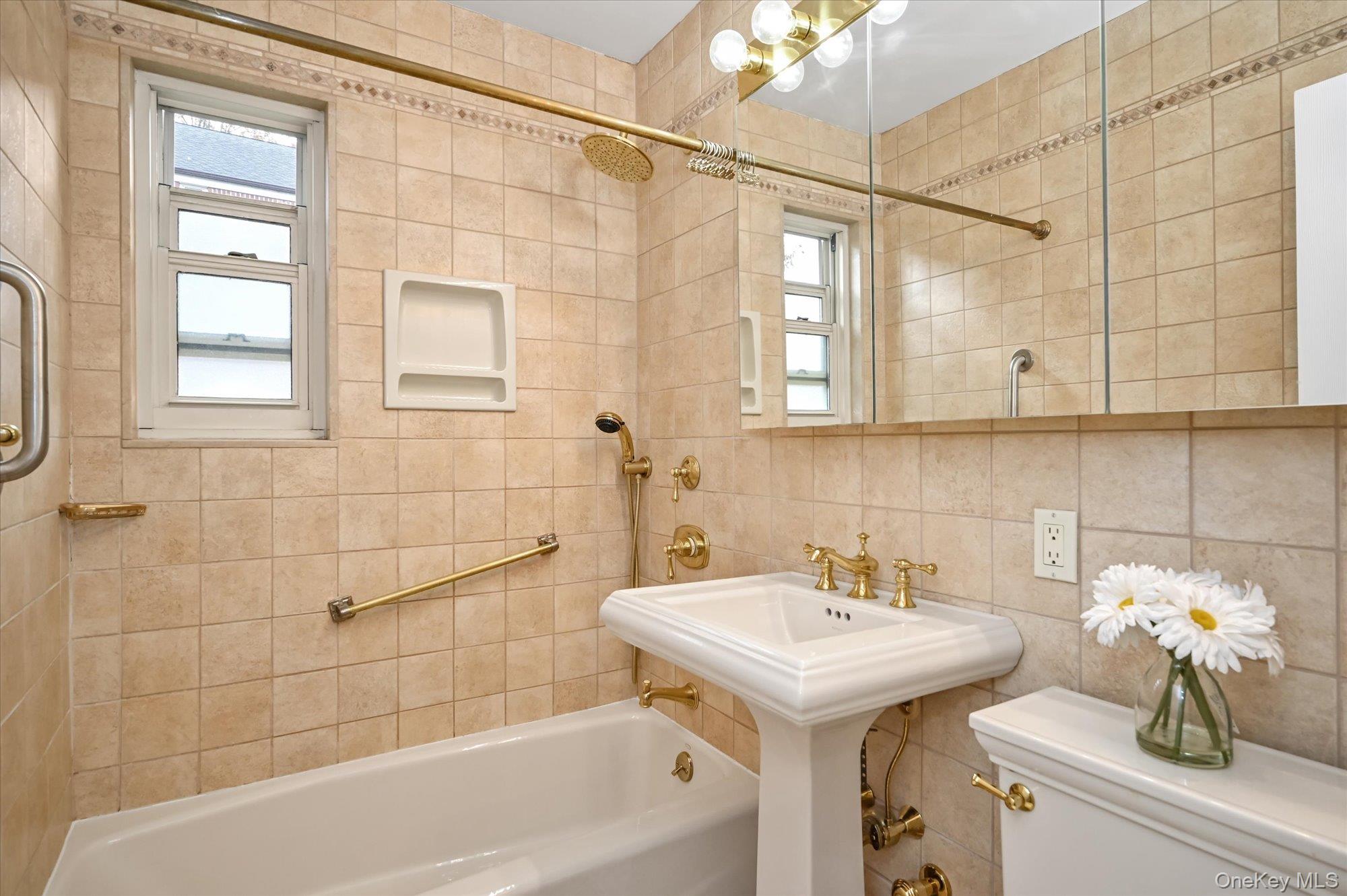 251-16 60th Avenue # 5A, Little Neck, NY 11362