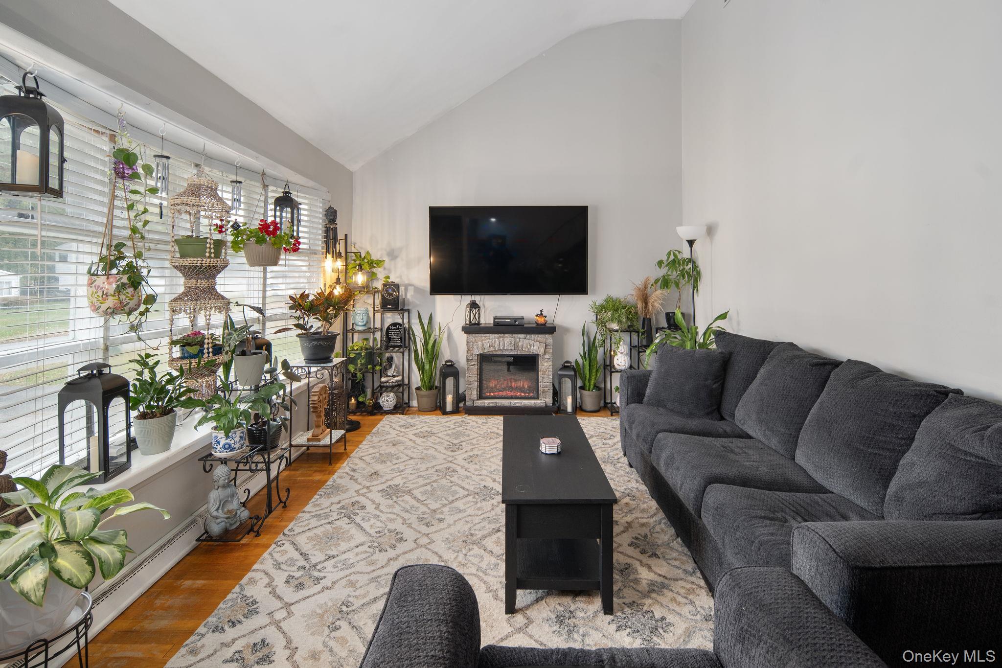 27 Appletree Drive, Saugerties, NY 12477