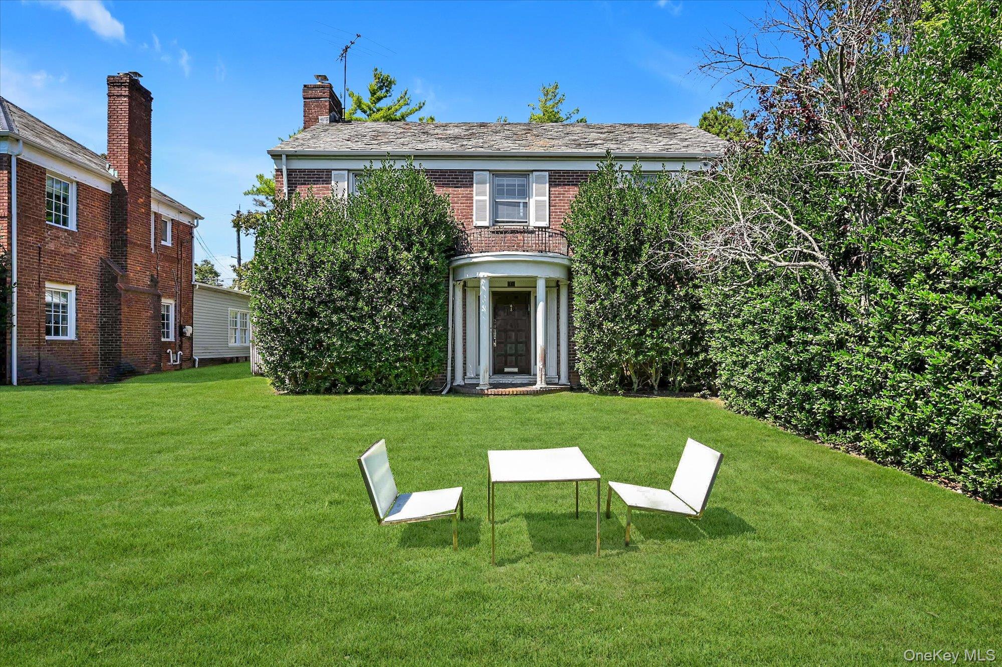 16 Beechwood Drive, Lawrence, NY 11559